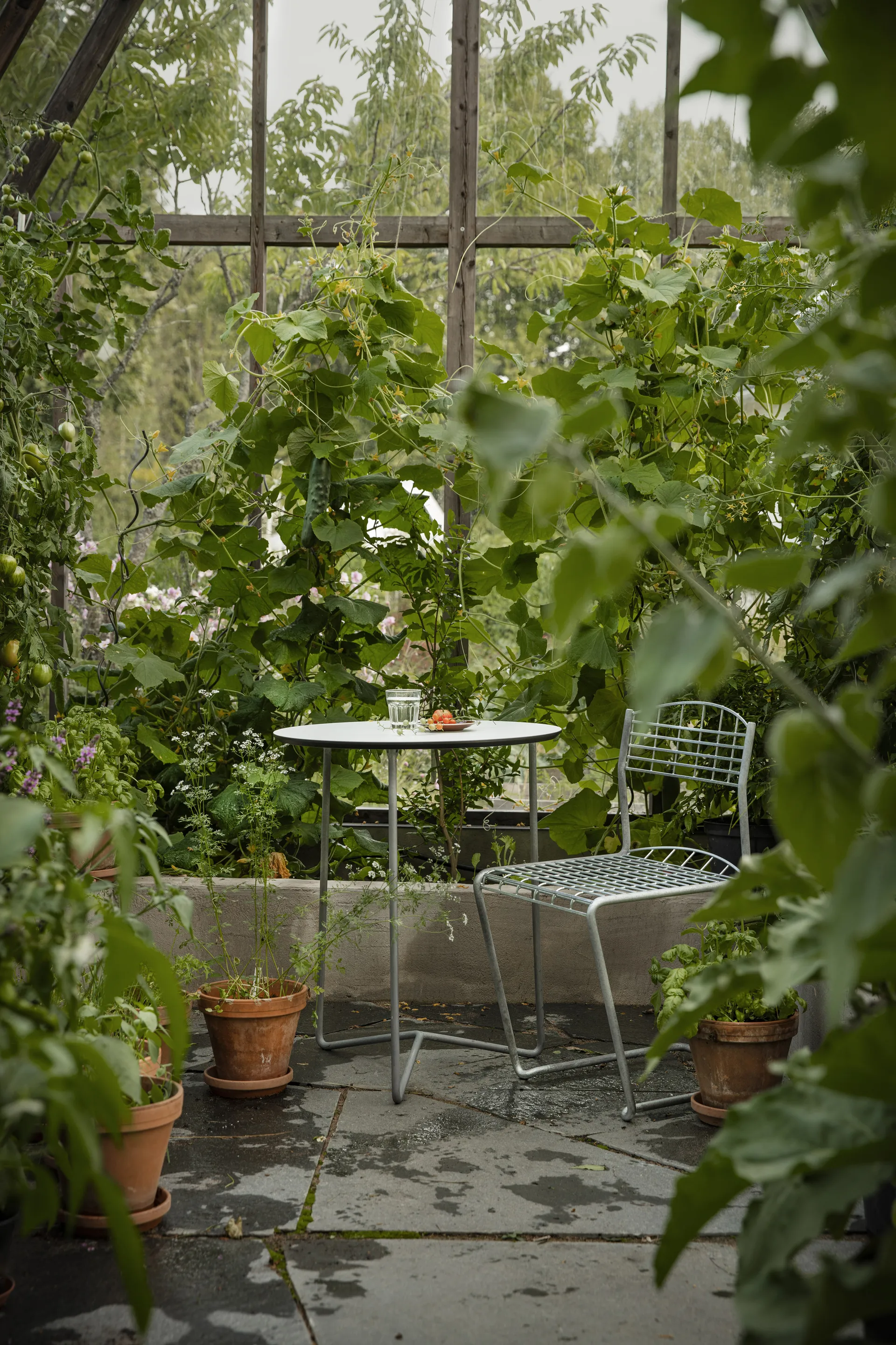 Mesa High Tech ø60 cm, Blanco-estructura galvanizada en caliente Grythyttan Stålmöbler