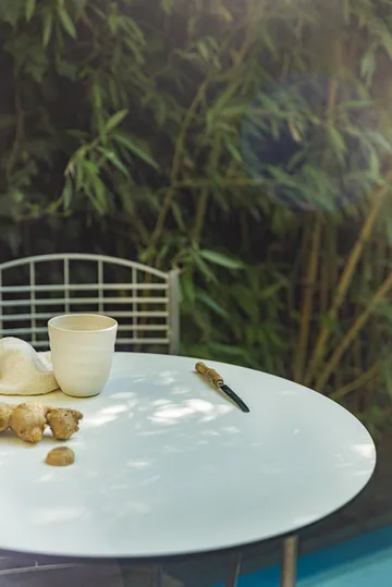 Mesa High Tech - Blanco-estructura galvanizada en caliente, Ø60 cm - Grythyttan Stålmöbler