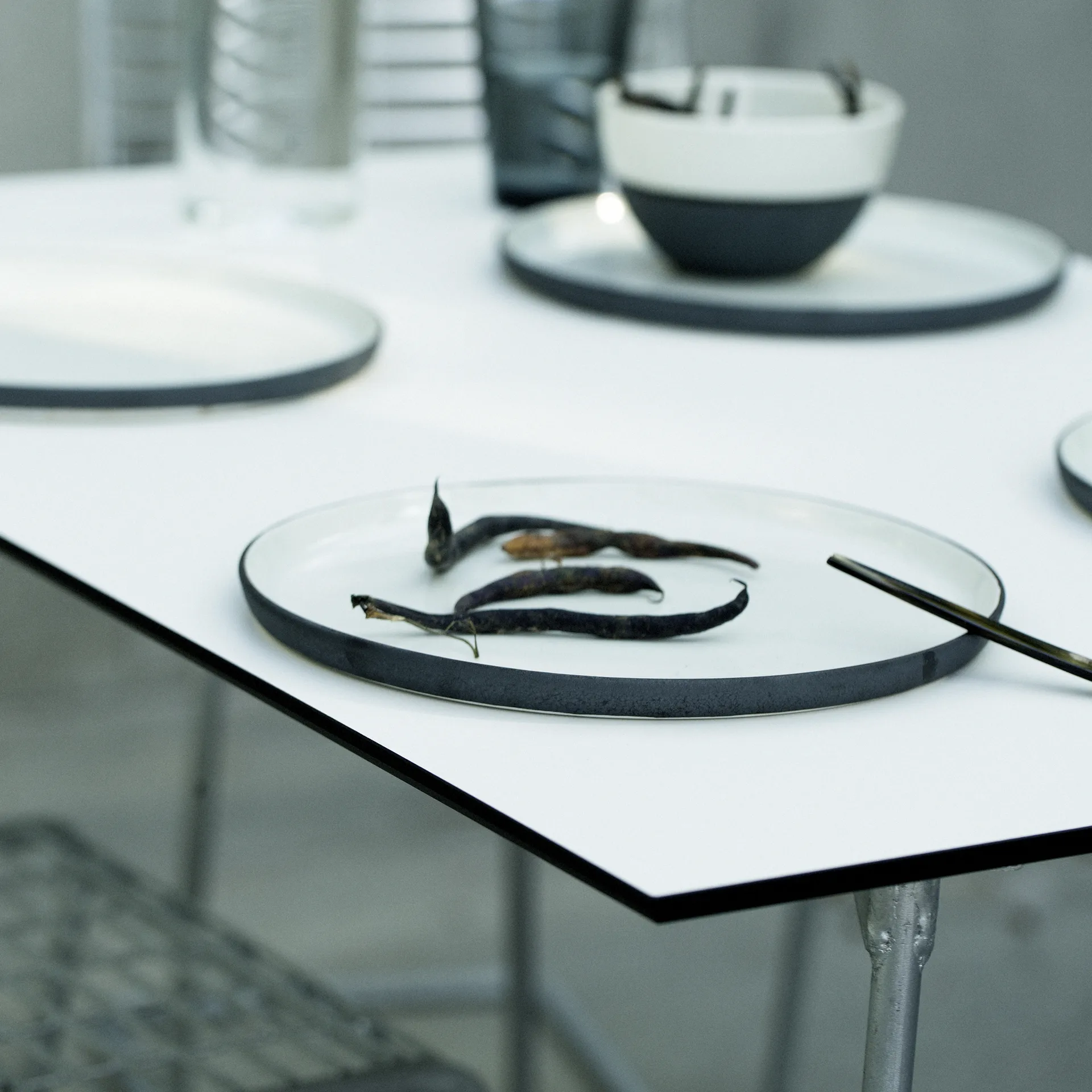 Mesa High Tech rectangular, Blanco-estructura negra Grythyttan Stålmöbler