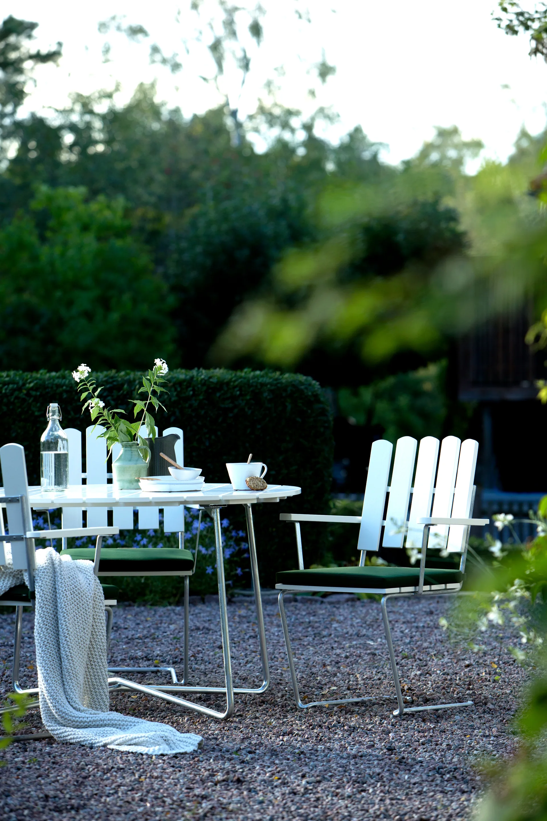 Sillón A2, Roble lacado blanco-galvanizado en caliente Grythyttan Stålmöbler