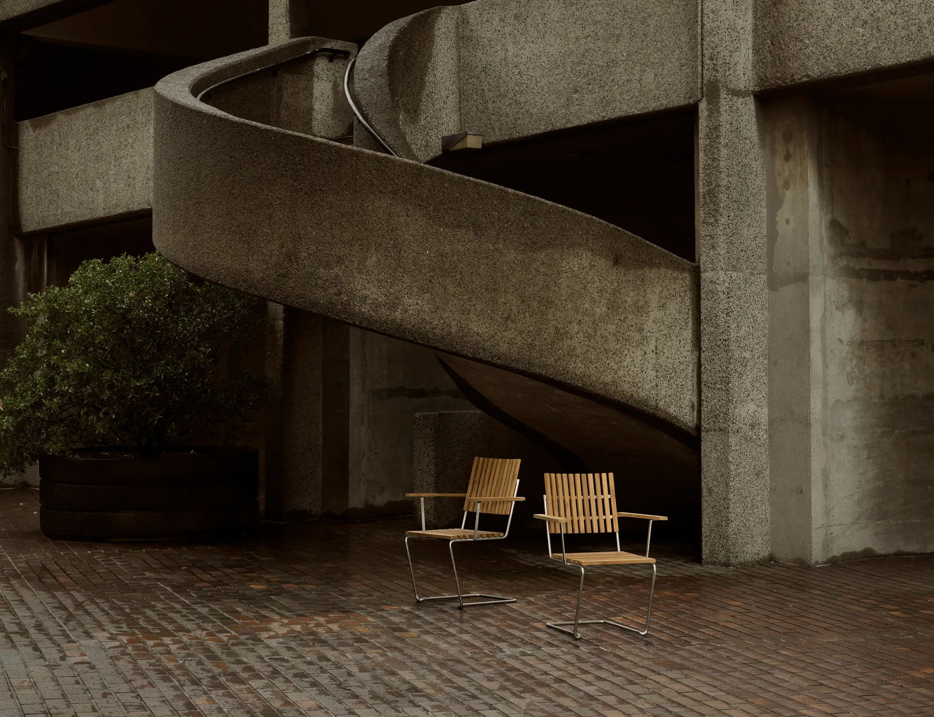 Sillón con reposabrazos Bovik , Teca—estructura galvanizada en caliente Grythyttan Stålmöbler