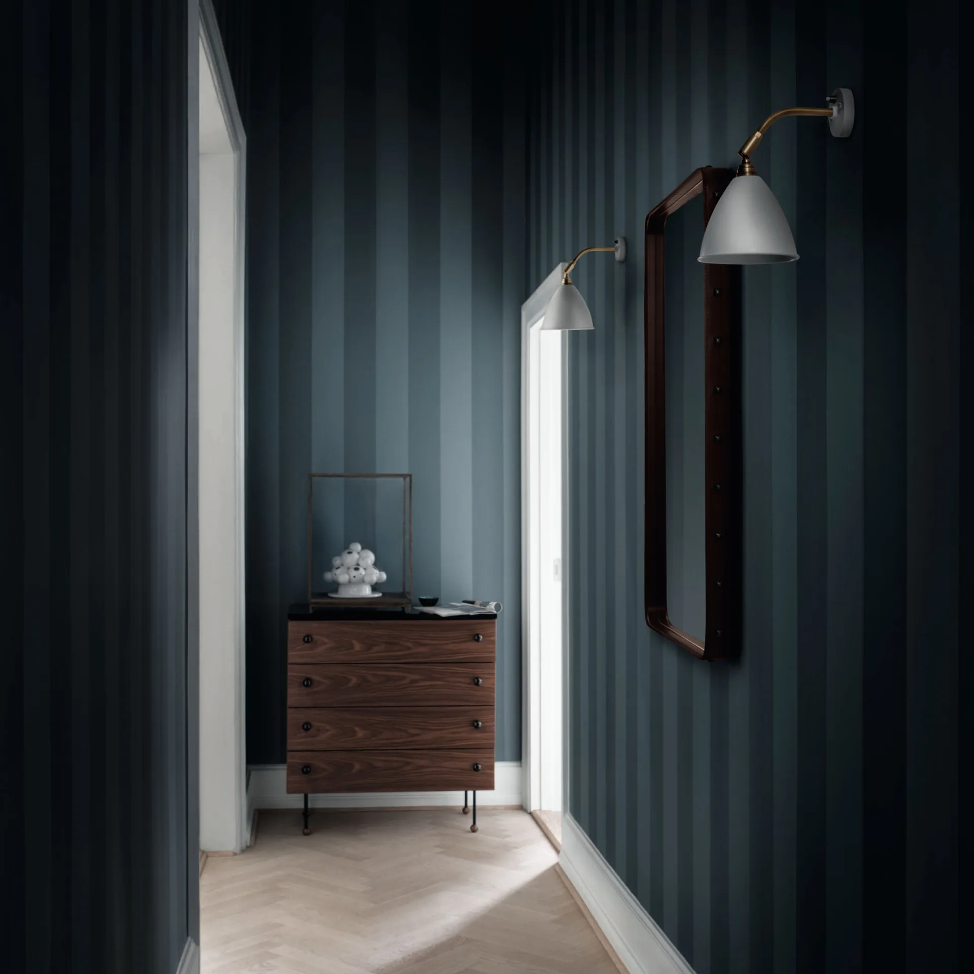 Cómoda 62 Dresser, American walnut, 3 cajones GUBI