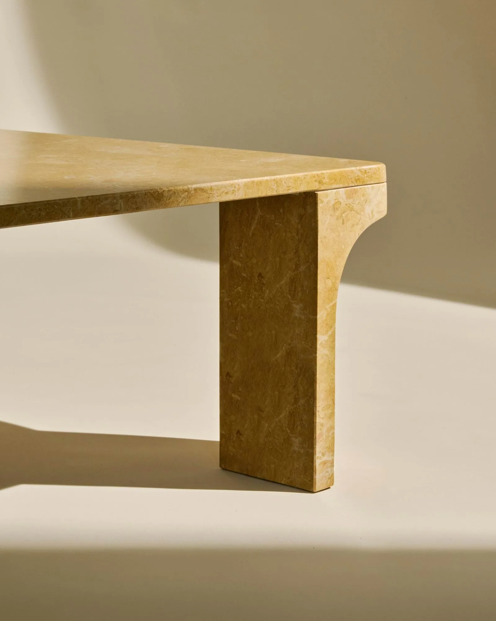 Doric mesa de centro, Honey Amber mármol, 80x80 cm GUBI