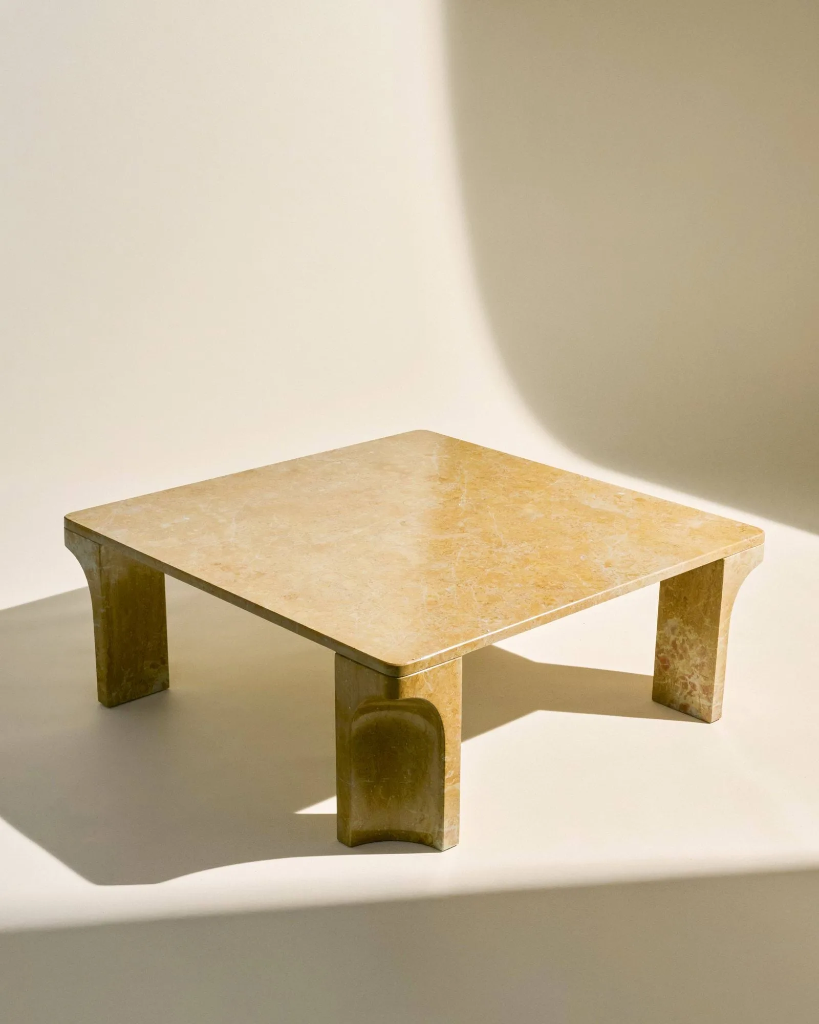 Doric mesa de centro, Honey Amber mármol, 80x80 cm GUBI