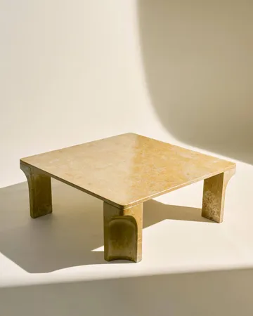 Doric mesa de centro - Honey Amber mármol, 80x80 cm - GUBI