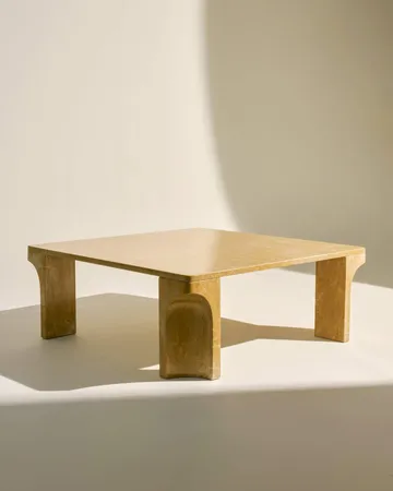 Doric mesa de centro - Honey Amber mármol, 80x80 cm - GUBI