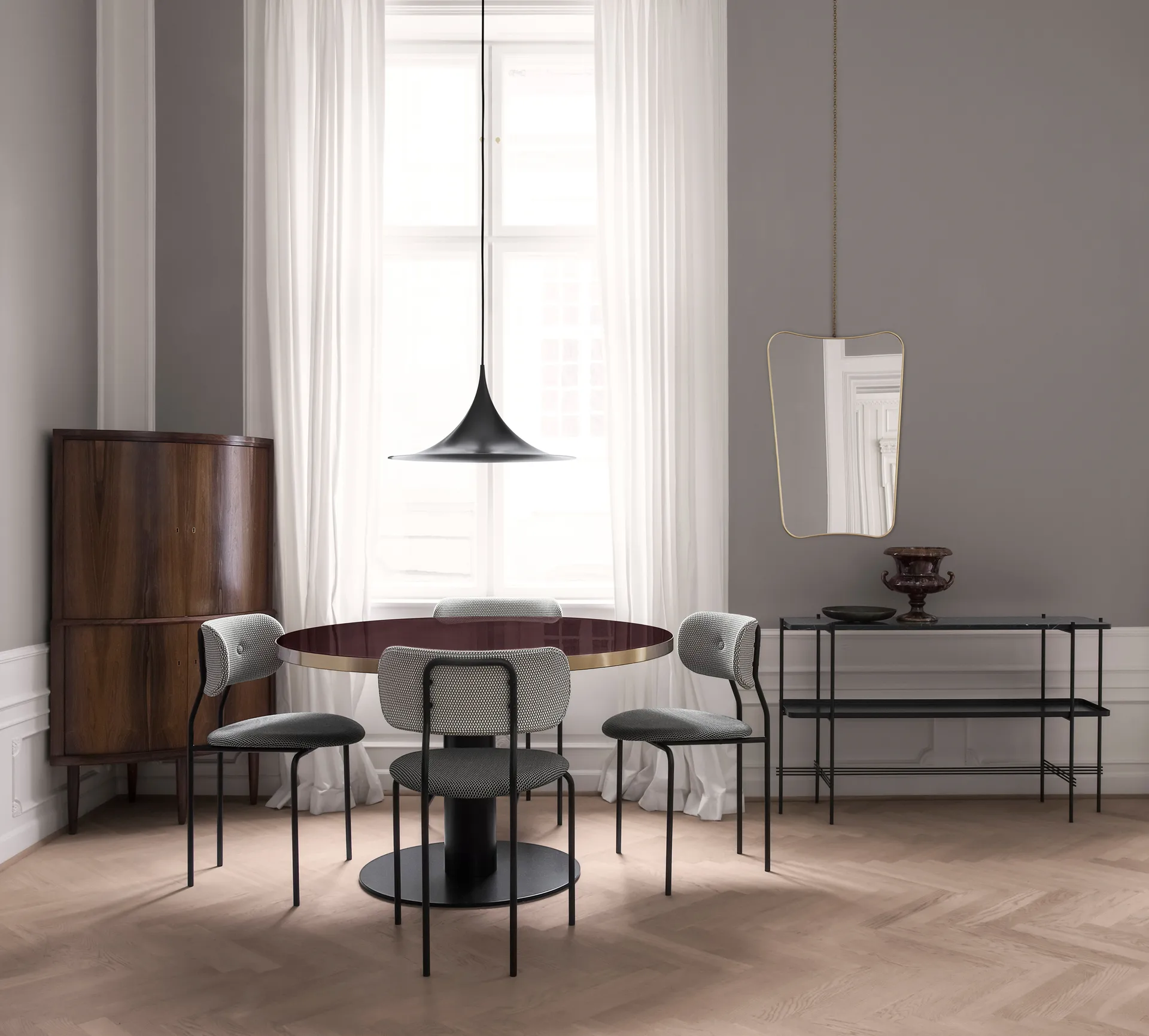 Espejo F.A.33 rectangular, latón GUBI