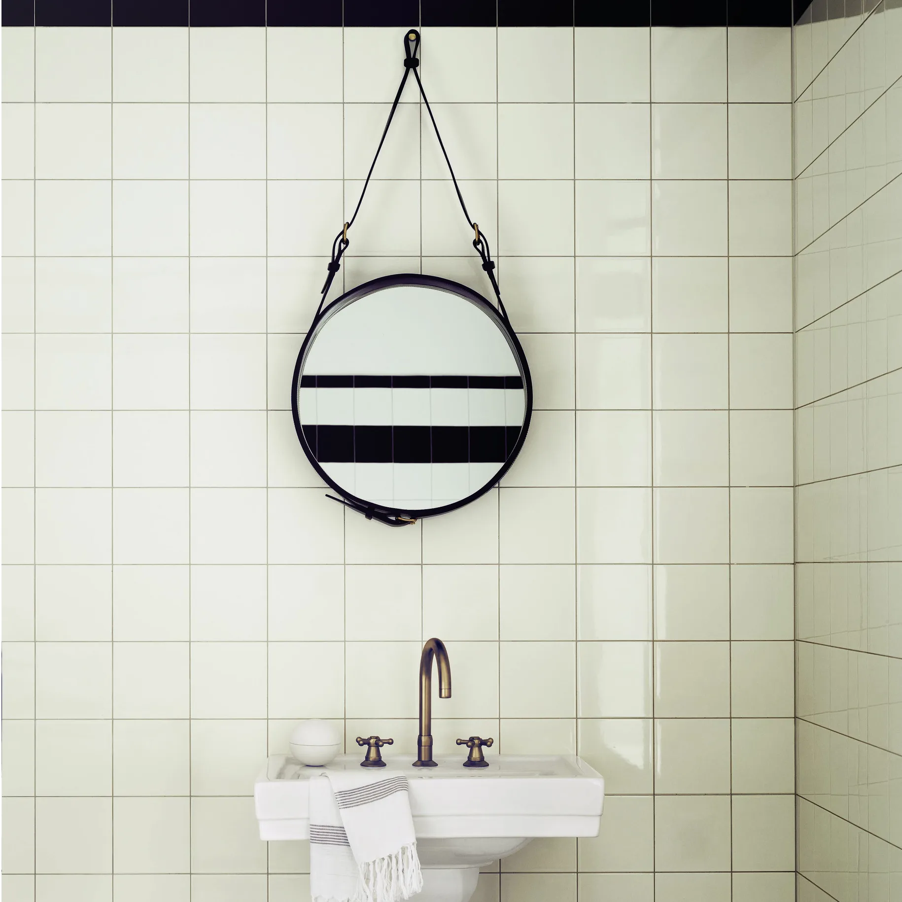 Espejo redondo Adnet Circulaire S, negro GUBI