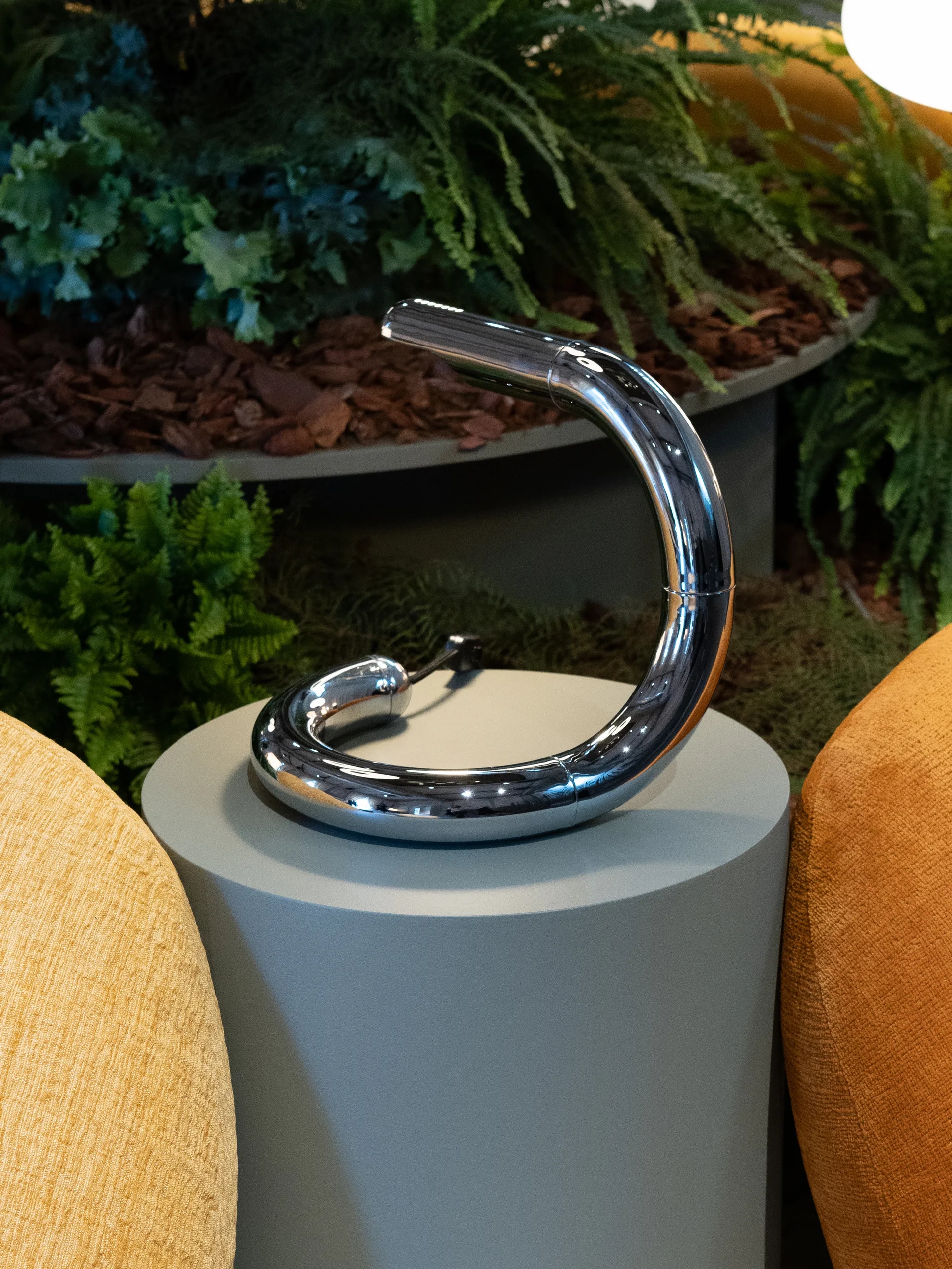 Lámpara de mesa Aspide, Cromo GUBI