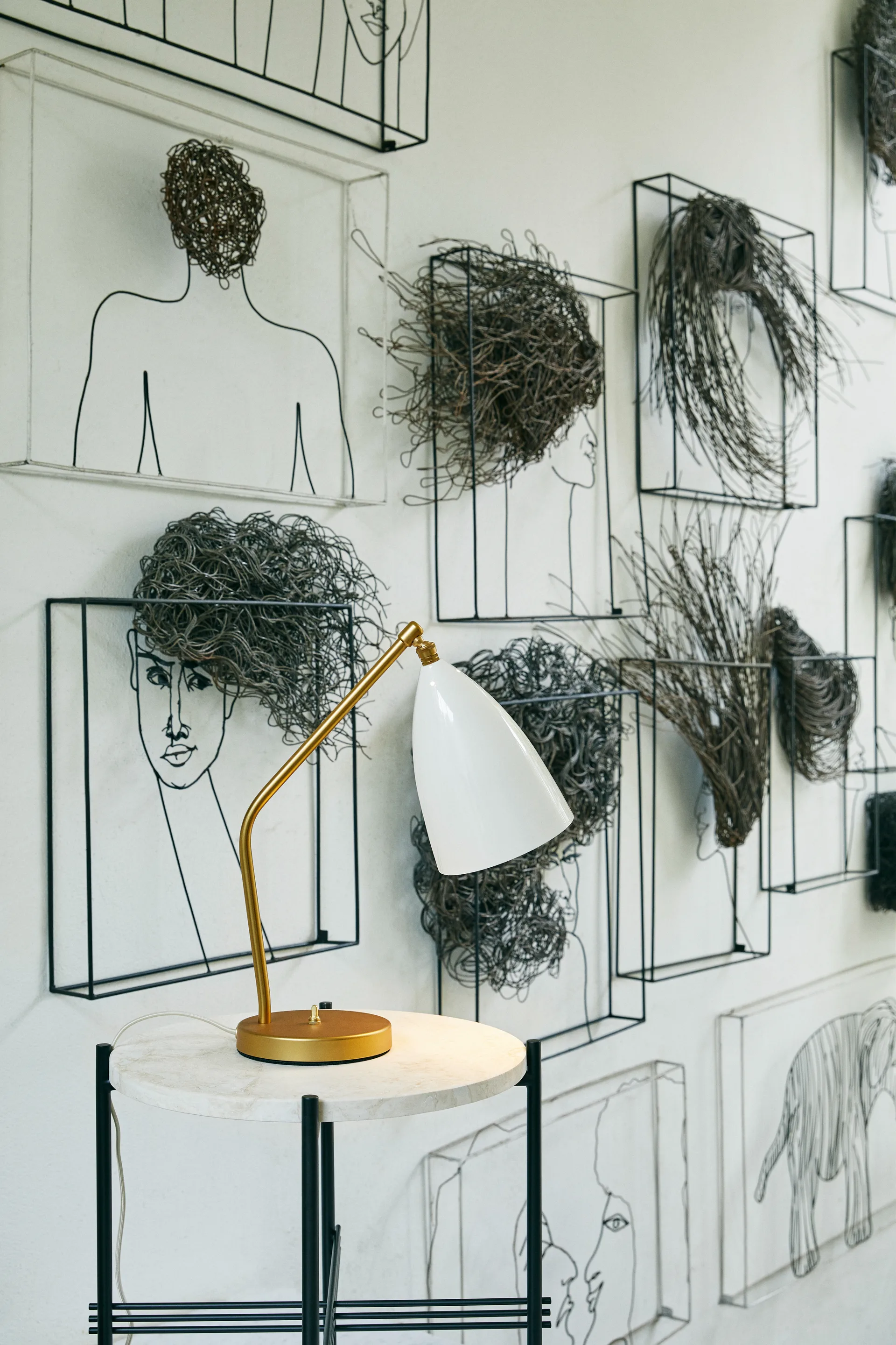 Lámpara de mesa brillante Grasshopper, Alabaster white-bronce GUBI