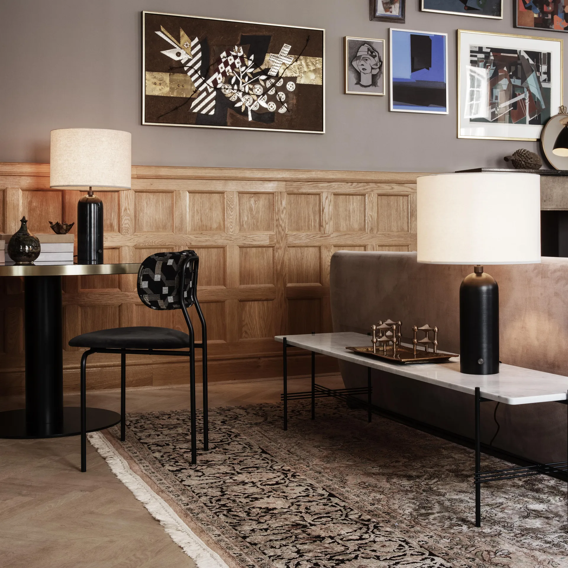 Lámpara de mesa Gravity L, mármol negro + pantalla blanca GUBI