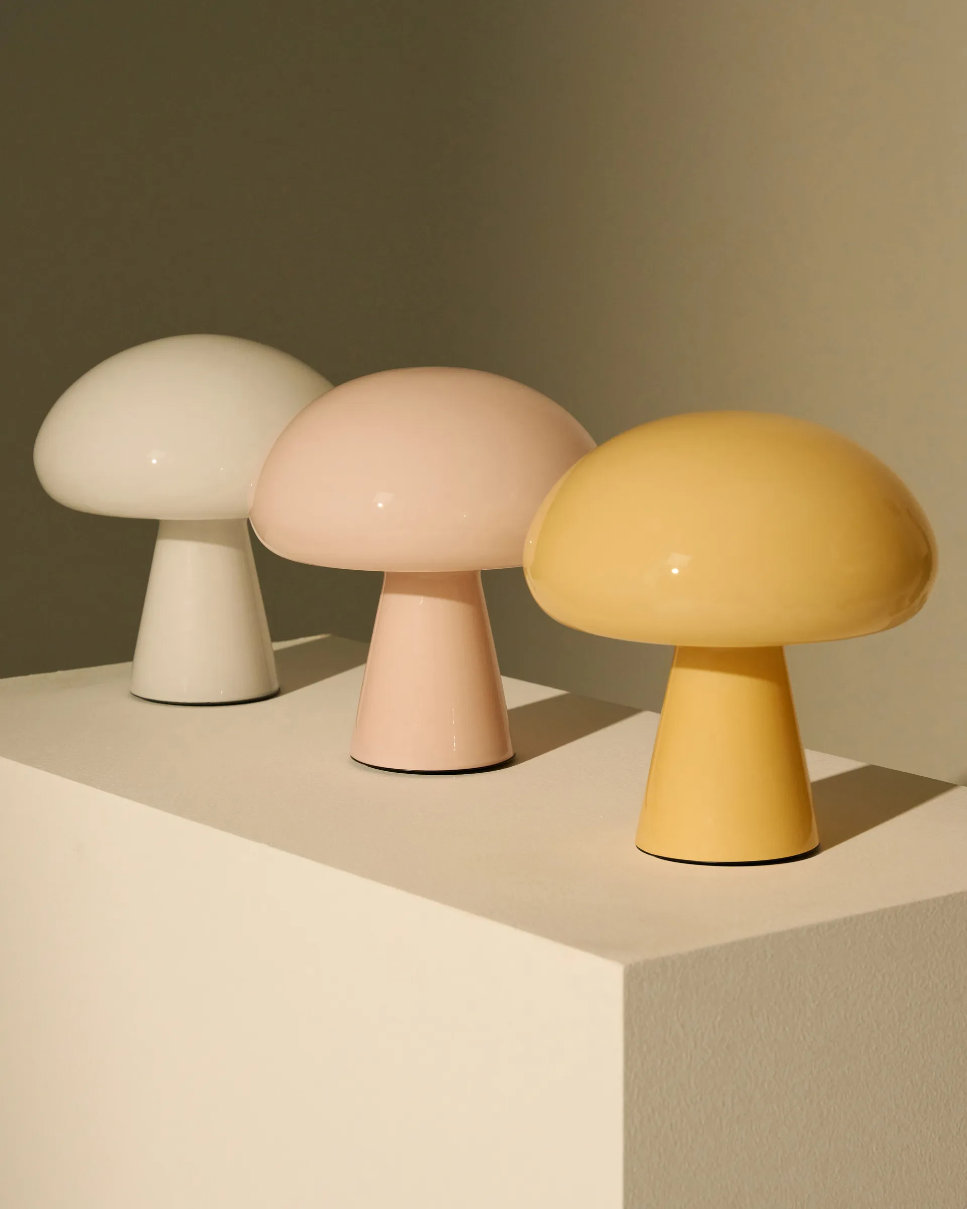 Lámpara de mesa Obello, Mellow yellow GUBI