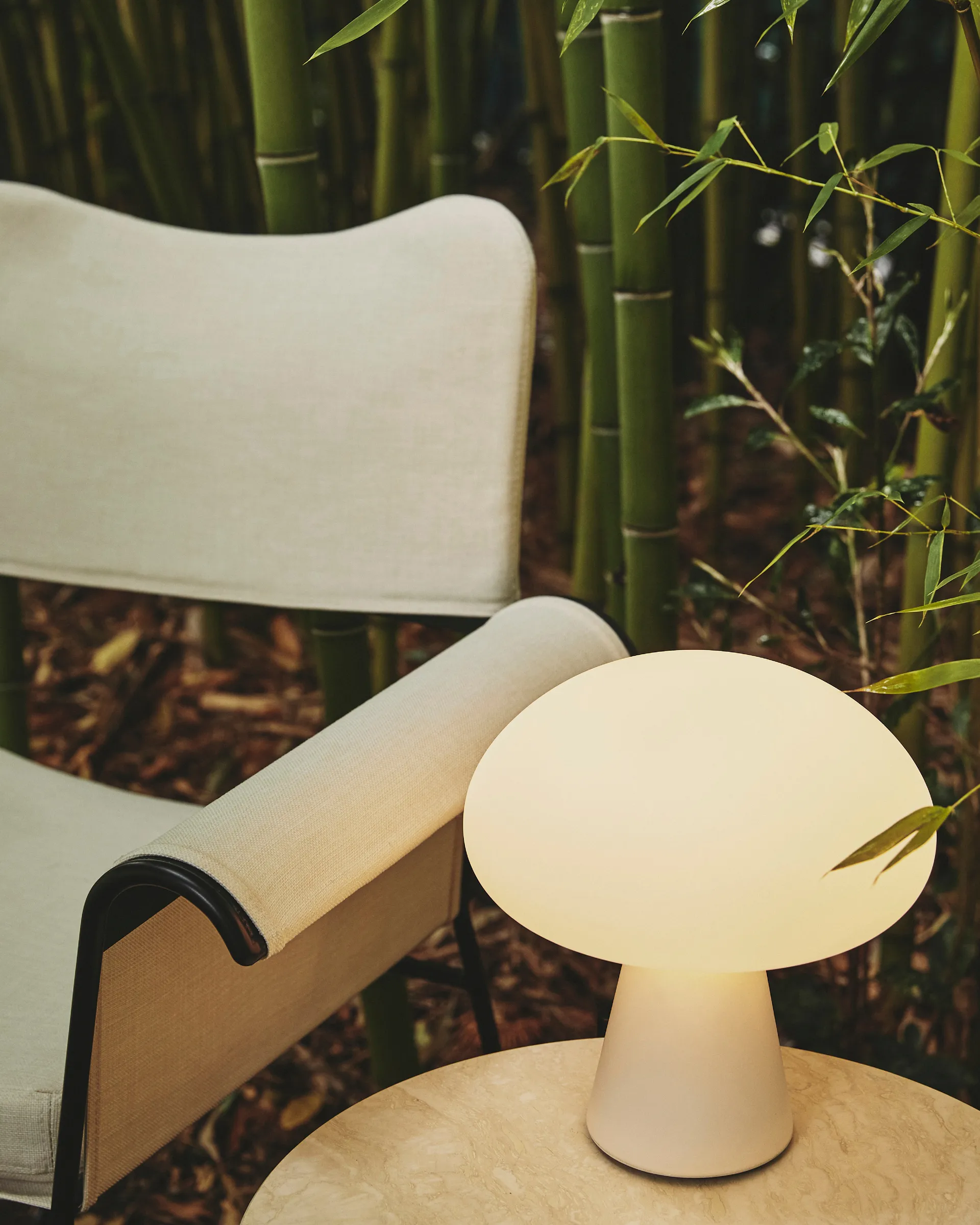 Lámpara de mesa Obello, vidrio pavonado GUBI