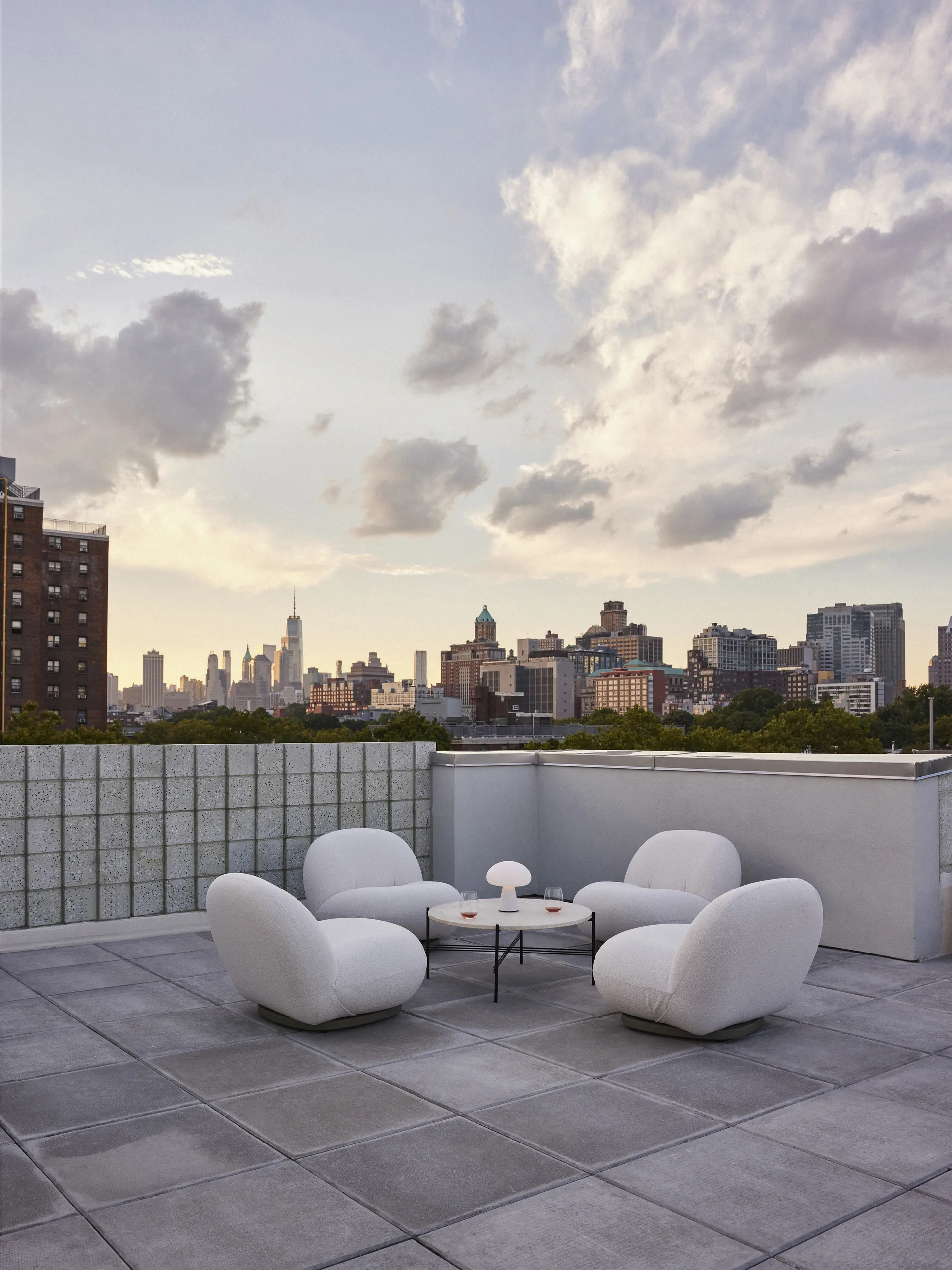 Lámpara de mesa Obello, vidrio pavonado GUBI