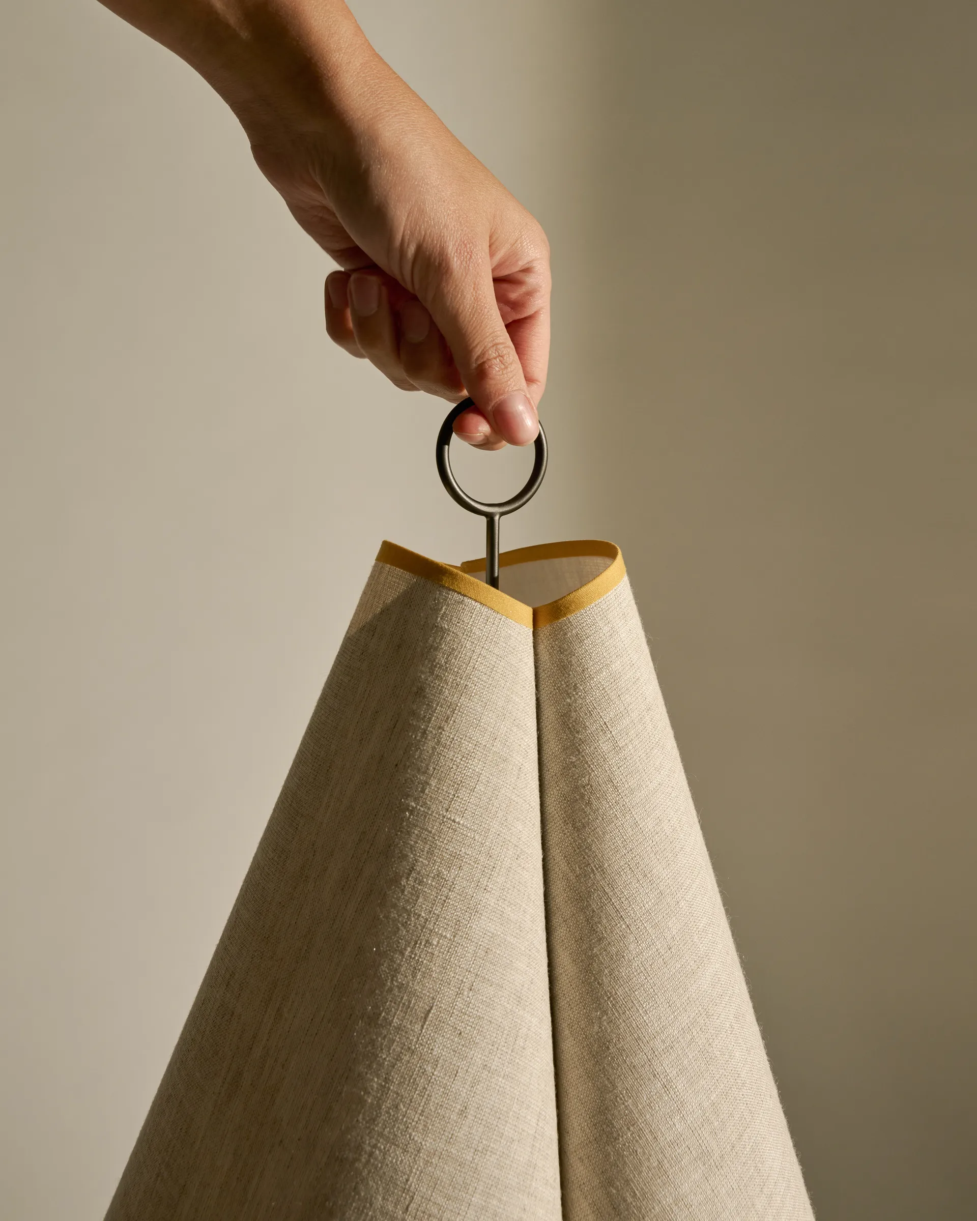 Lámpara de mesa portátil Hornbæk, Poppy yellow GUBI