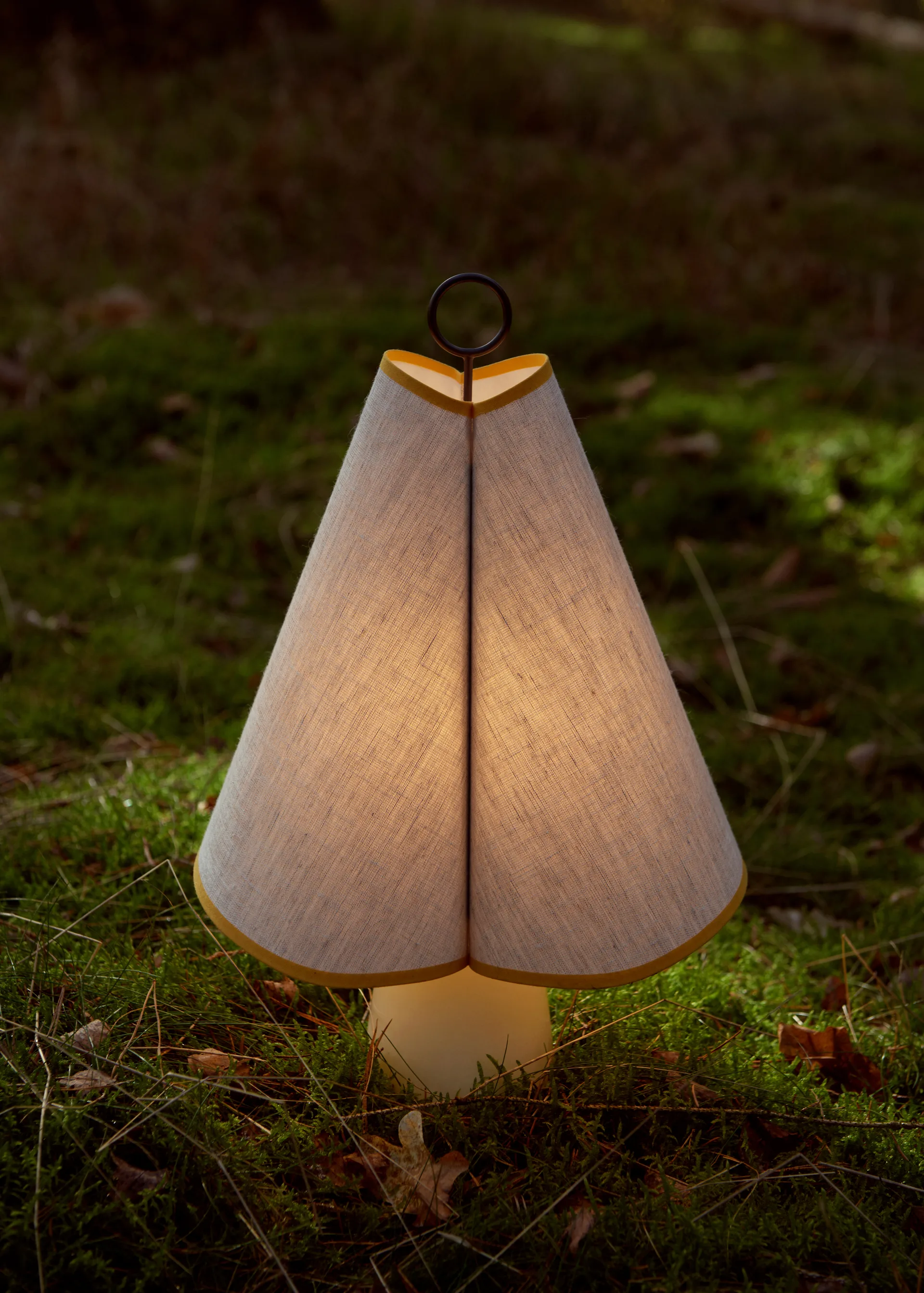 Lámpara de mesa portátil Hornbæk, Poppy yellow GUBI