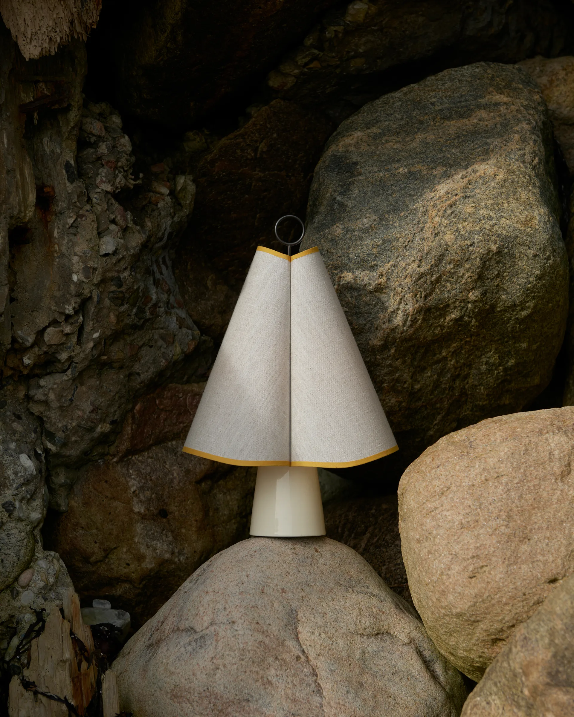 Lámpara de mesa portátil Hornbæk, Poppy yellow GUBI