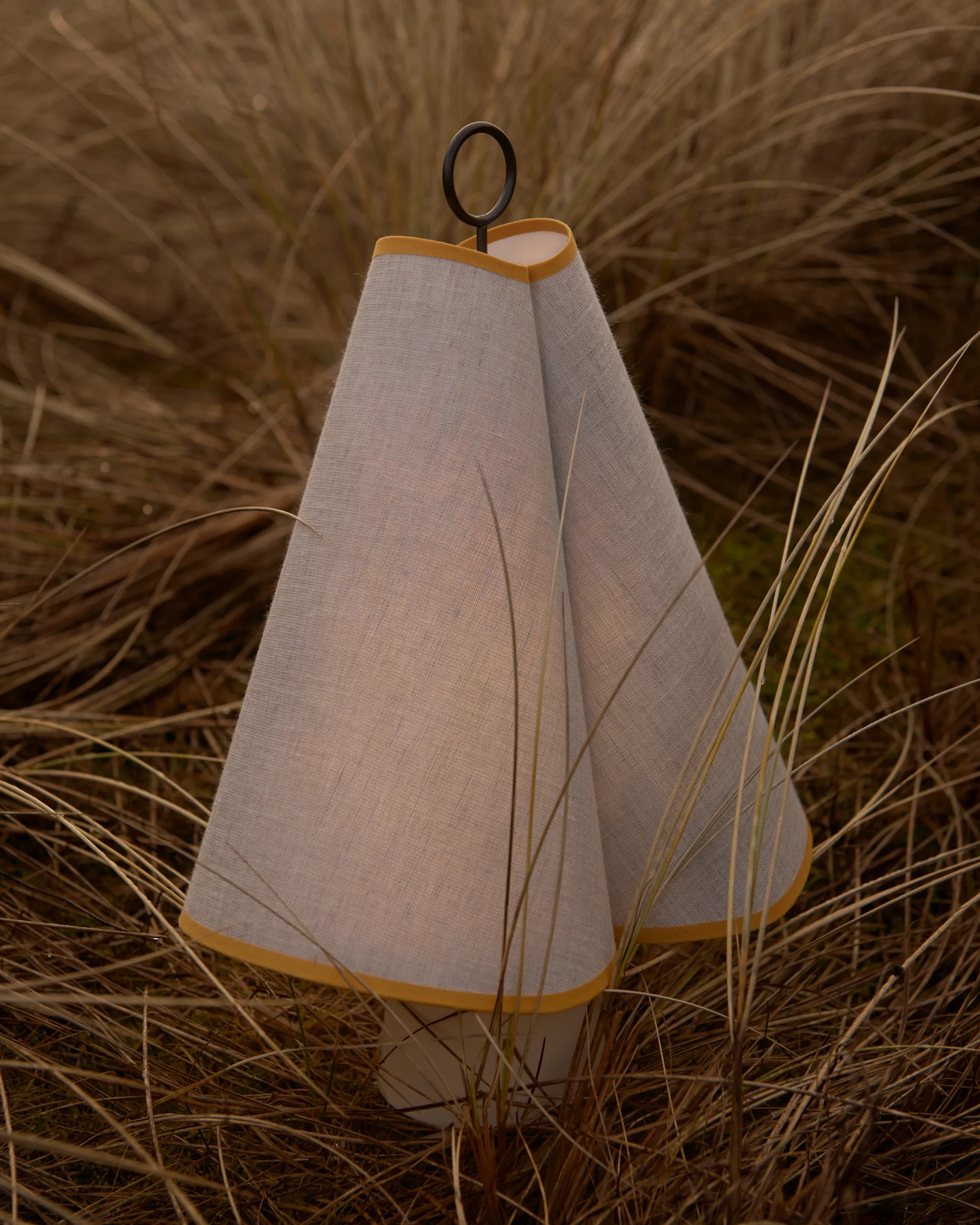 Lámpara de mesa portátil Hornbæk, Poppy yellow GUBI