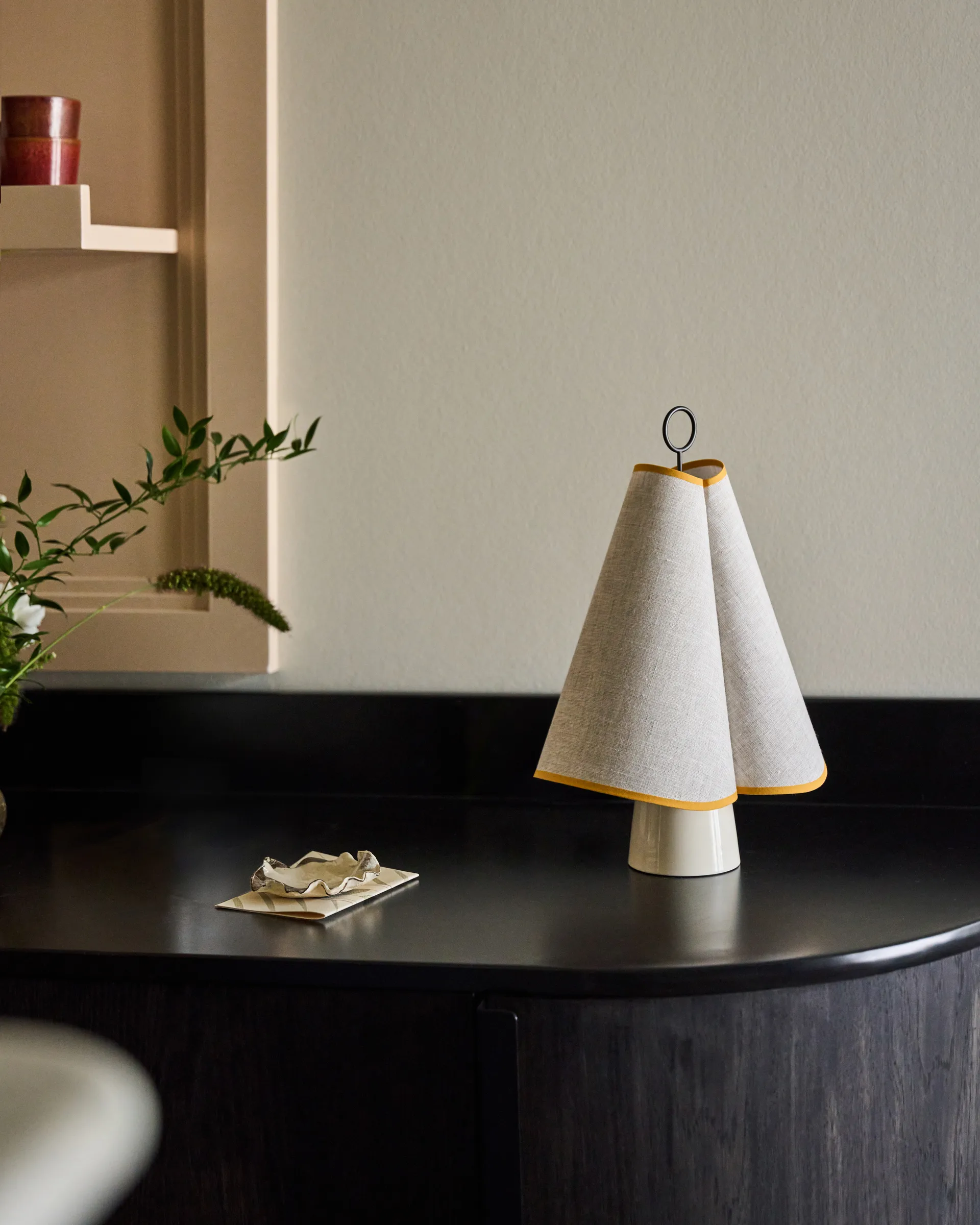 Lámpara de mesa portátil Hornbæk, Poppy yellow GUBI