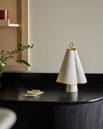Lámpara de mesa portátil Hornbæk - Poppy yellow - GUBI
