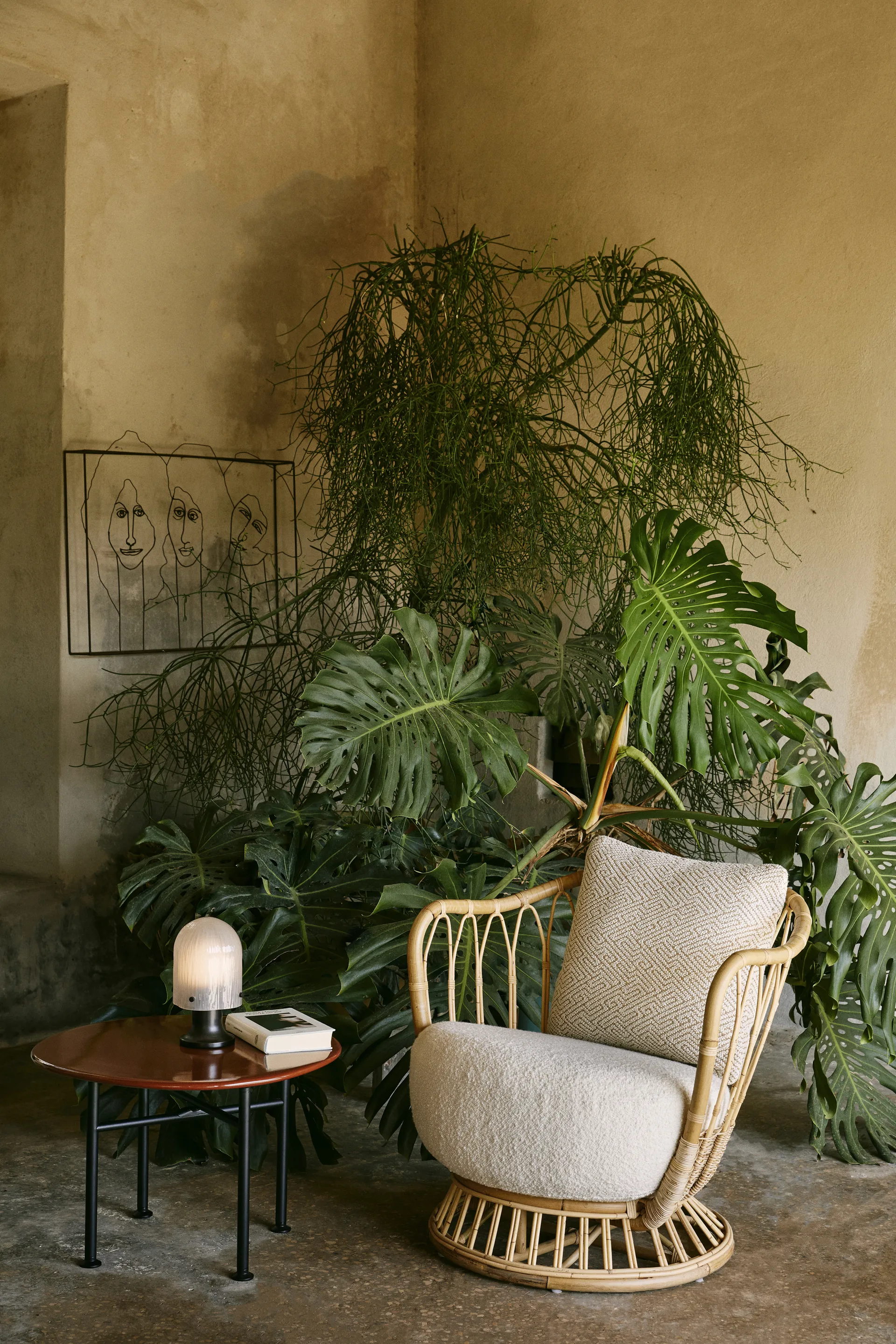 Lámpara de mesa Seine Portable Lamp, Antique brass-white GUBI