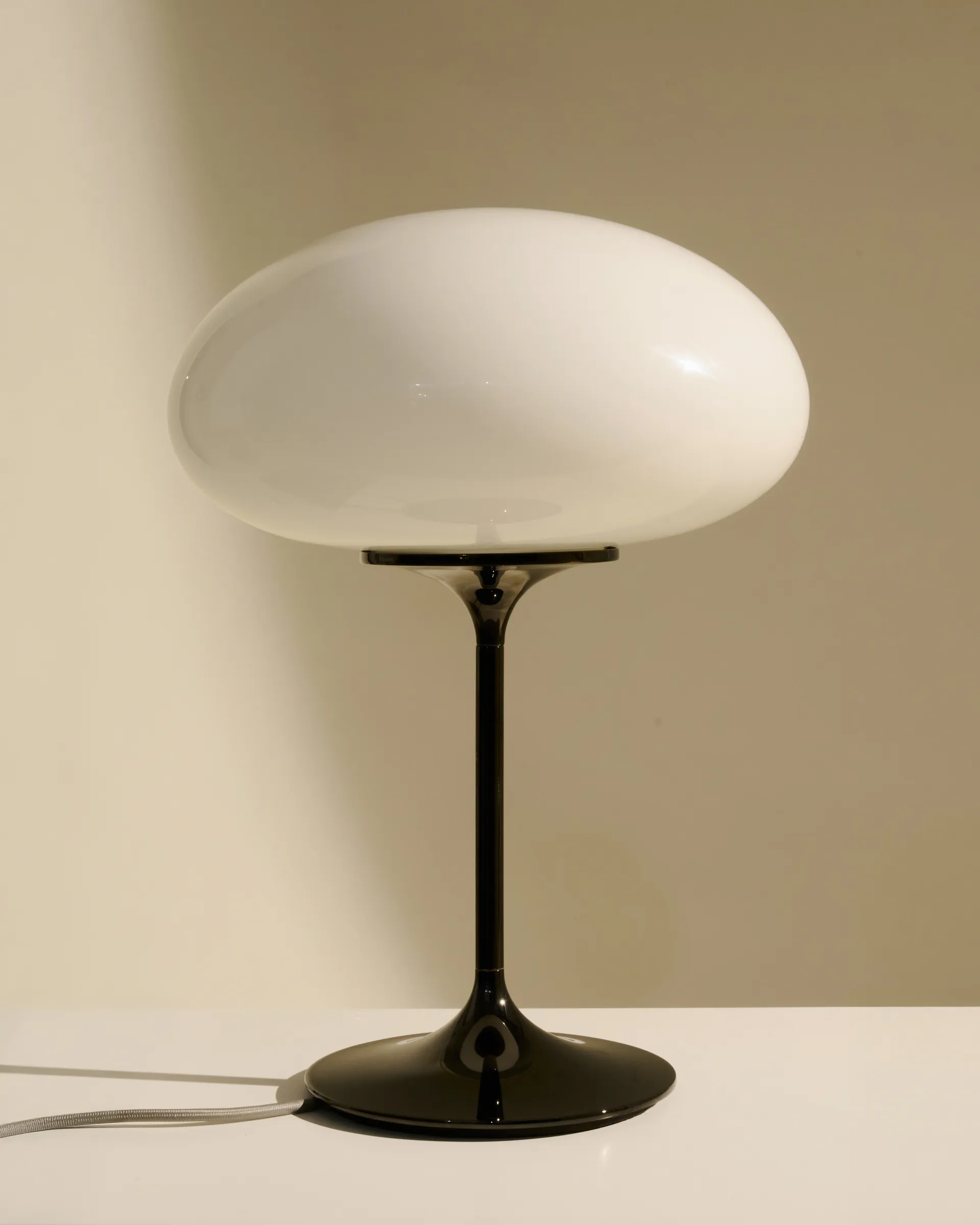 Lámpara de mesa Stemlite, Cromo negro-vidrio opal, 42 cm GUBI