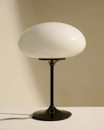 Lámpara de mesa Stemlite - Cromo negro-vidrio opal, 42 cm - GUBI