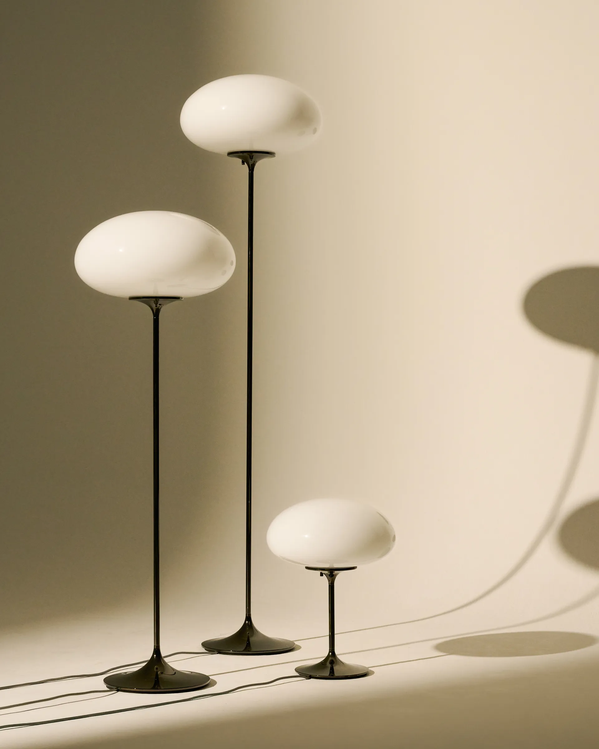 Lámpara de mesa Stemlite, Cromo negro-vidrio opal, 42 cm GUBI