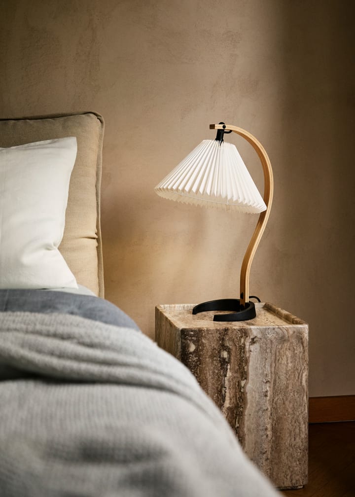 Lámpara de mesa Timberline, Oak-birch-white GUBI