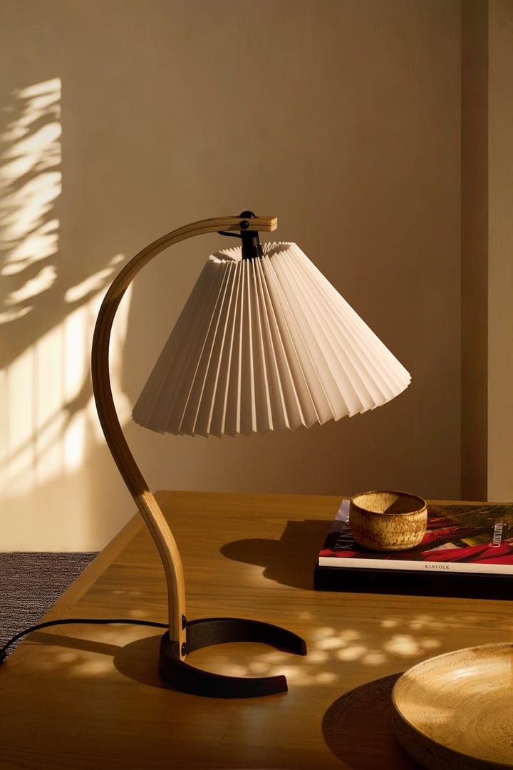 Lámpara de mesa Timberline, Oak-birch-white GUBI