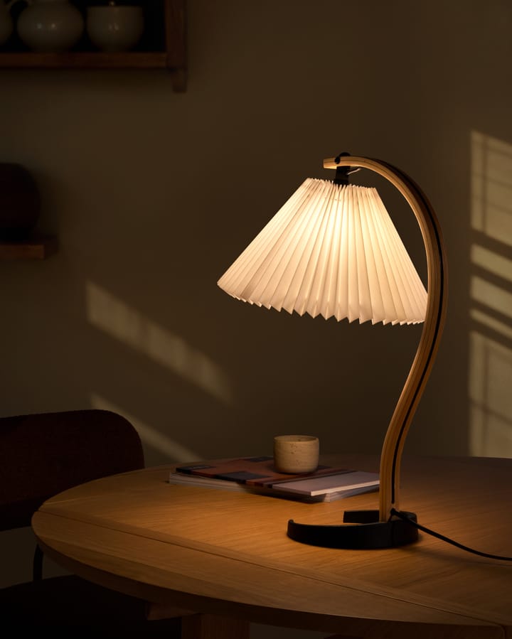 Lámpara de mesa Timberline, Oak-birch-white GUBI