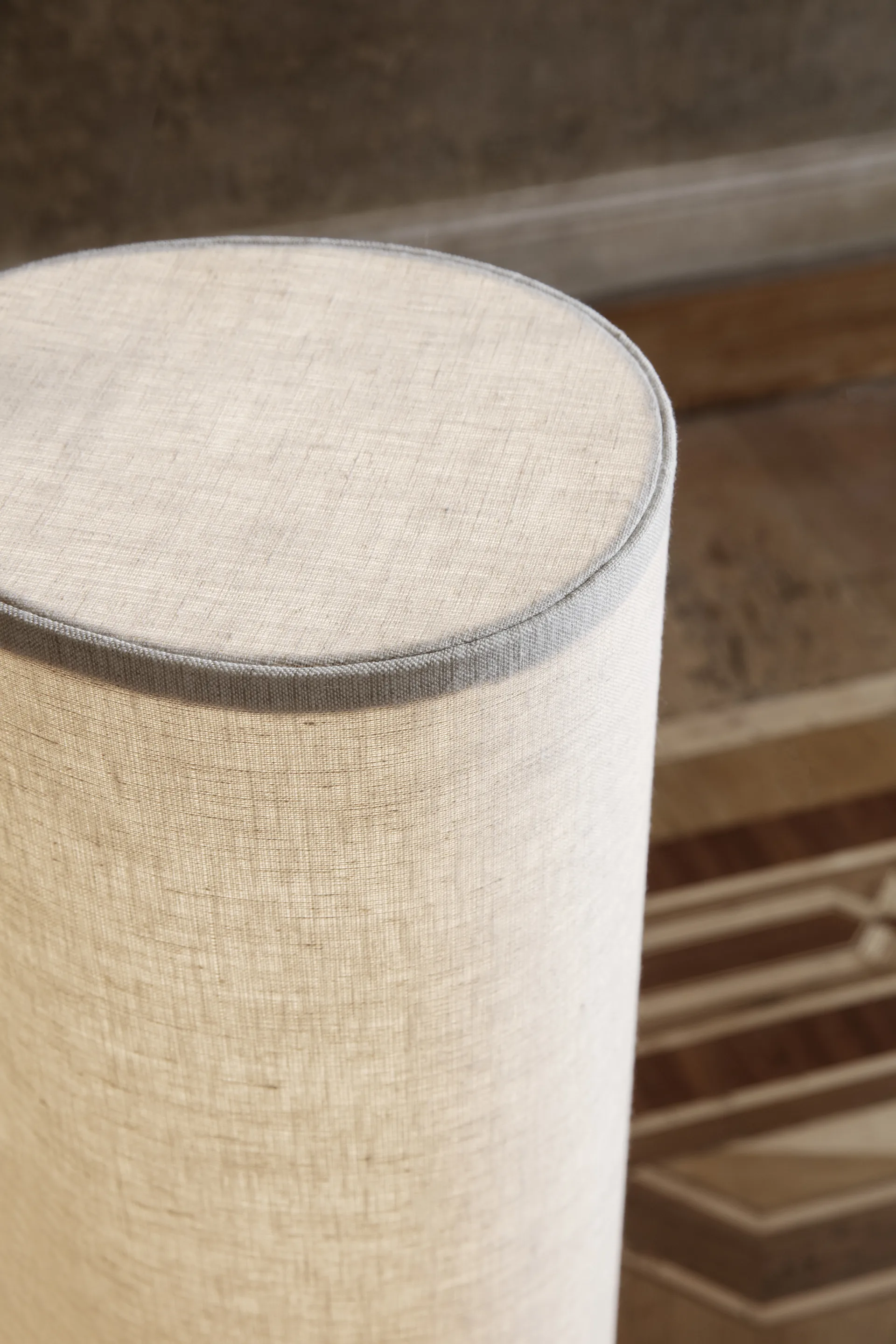 Lámpara de mesa Unbound, Tejido-mármol gris GUBI