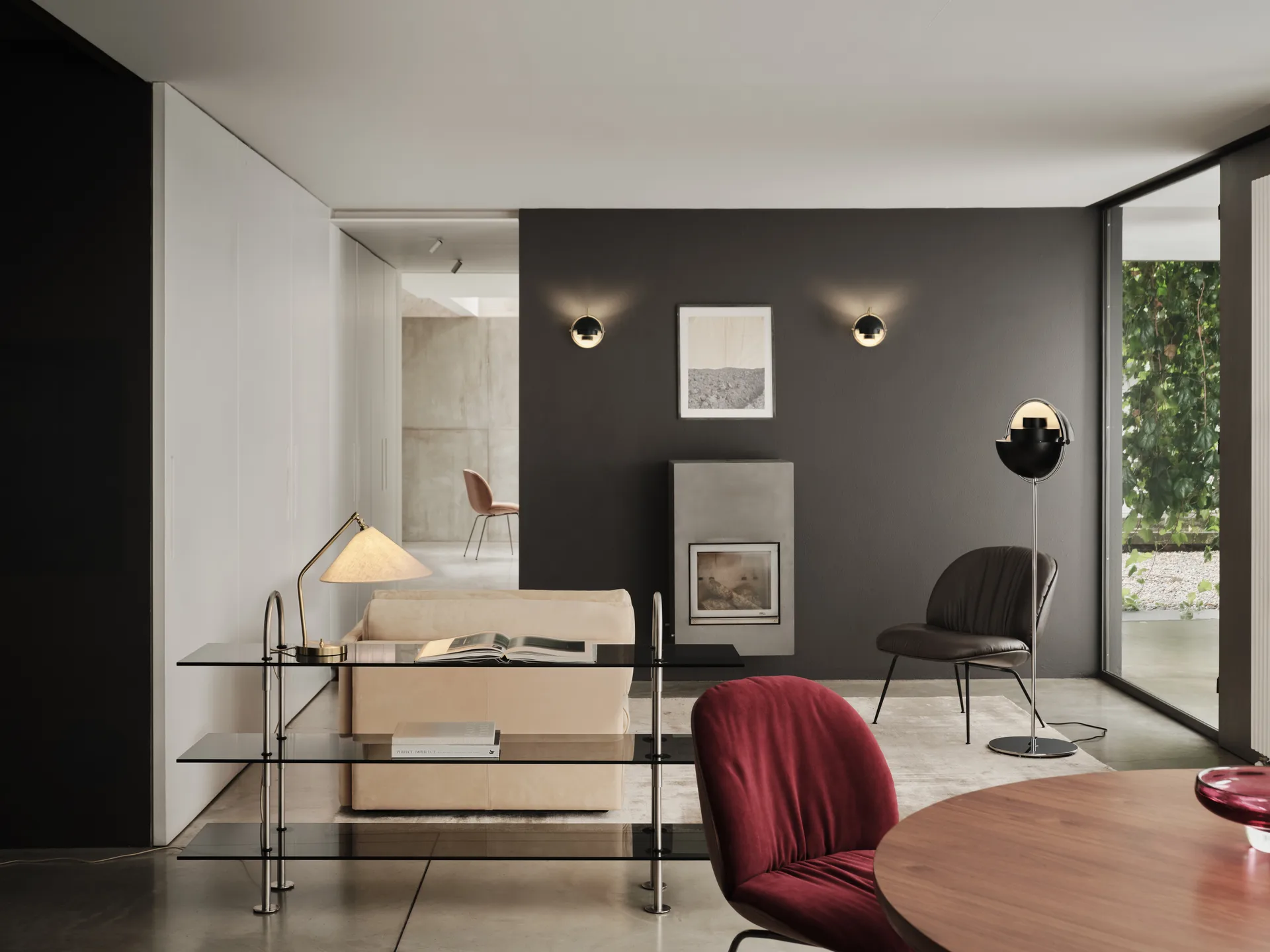 Lámpara de pared Multi-Lite, Negro- latón GUBI