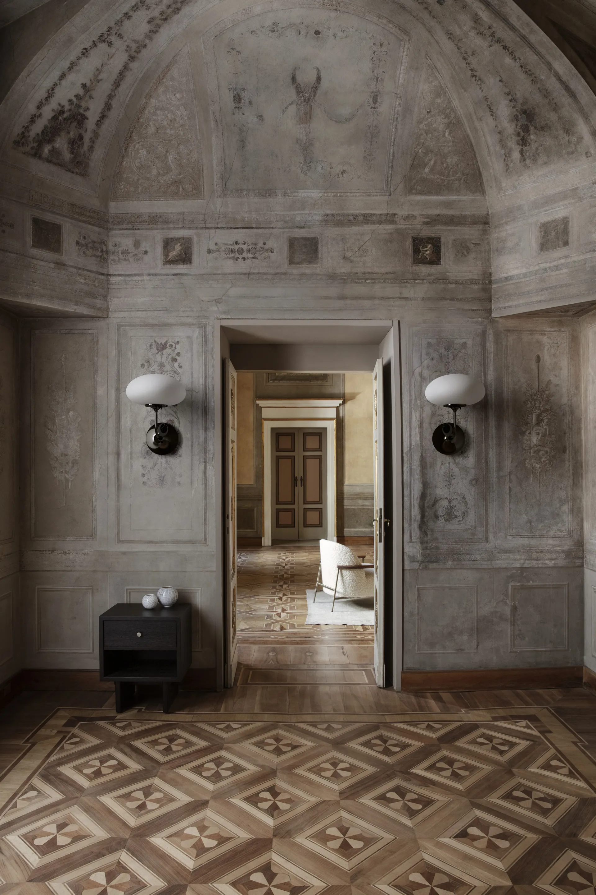 Lámpara de pared Stemlite, Cromo negro-vidrio escarchado GUBI