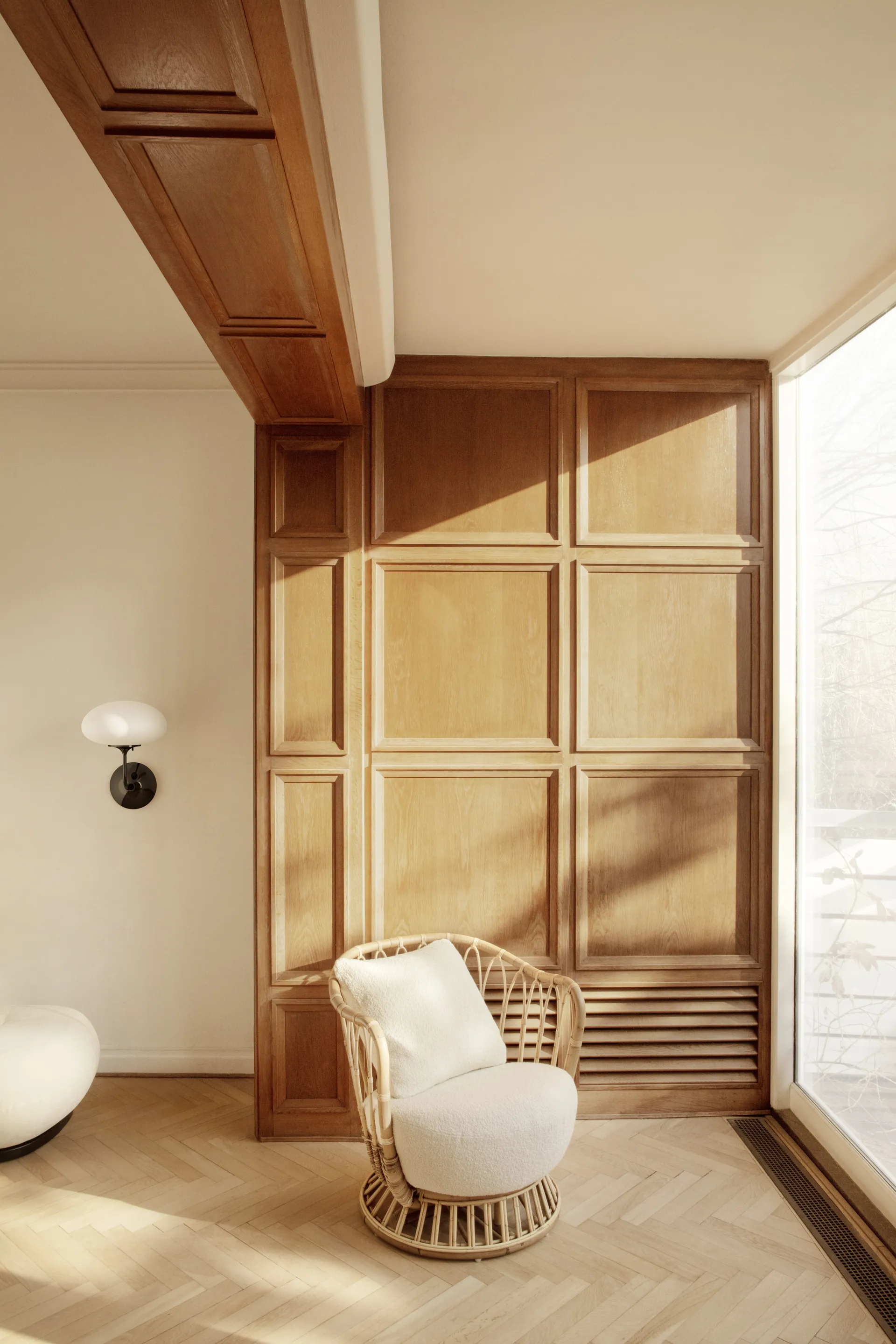 Lámpara de pared Stemlite, Cromo negro-vidrio escarchado GUBI