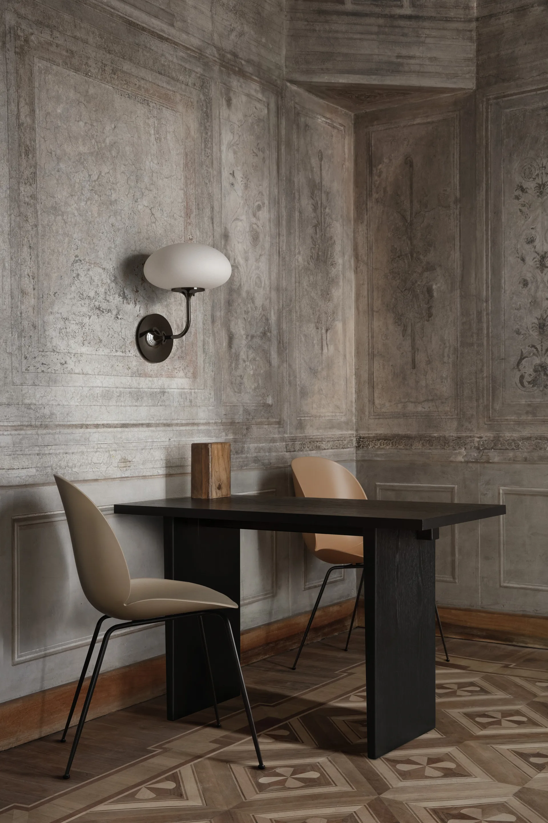 Lámpara de pared Stemlite, Cromo negro-vidrio escarchado GUBI