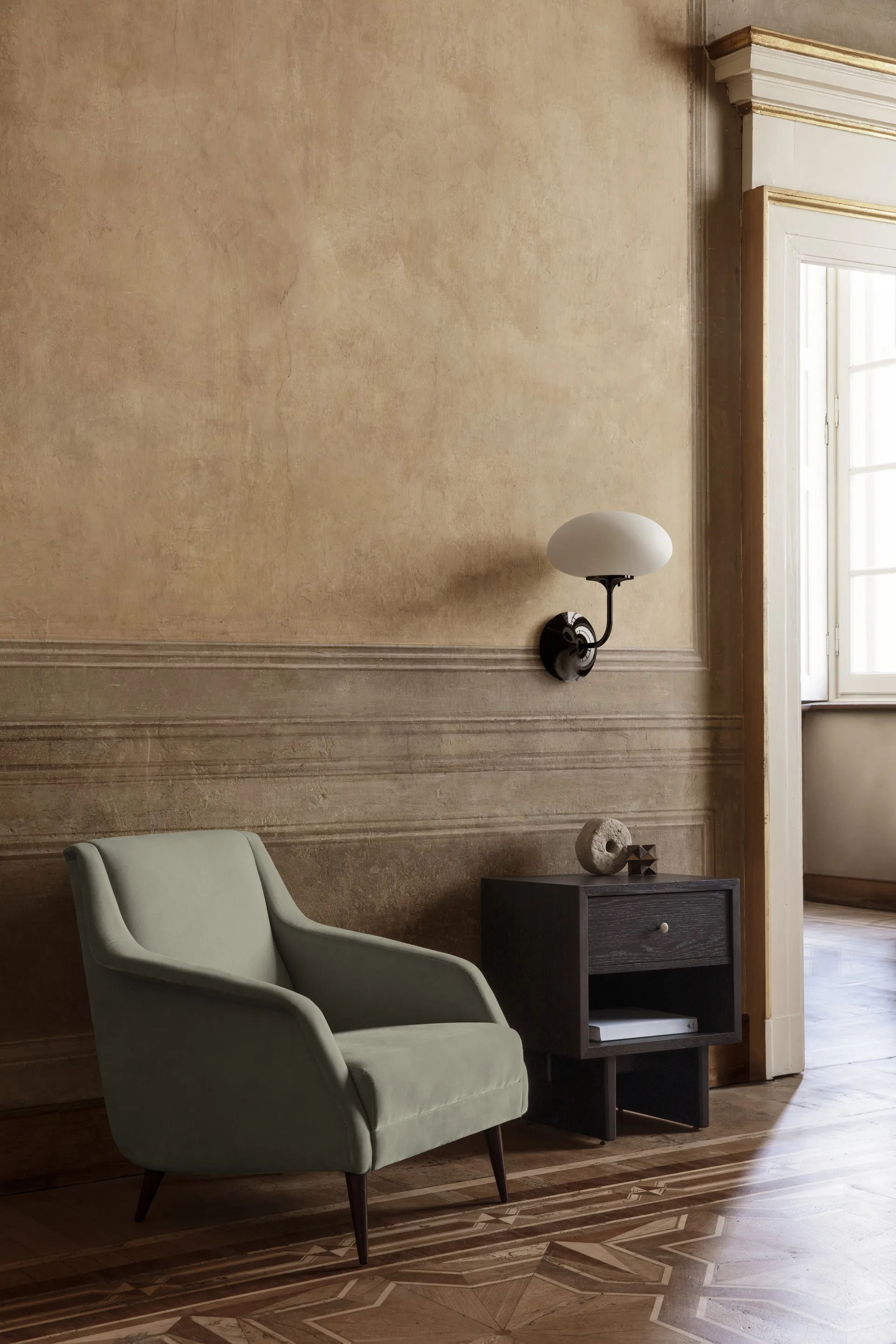 Lámpara de pared Stemlite, Cromo negro-vidrio escarchado GUBI