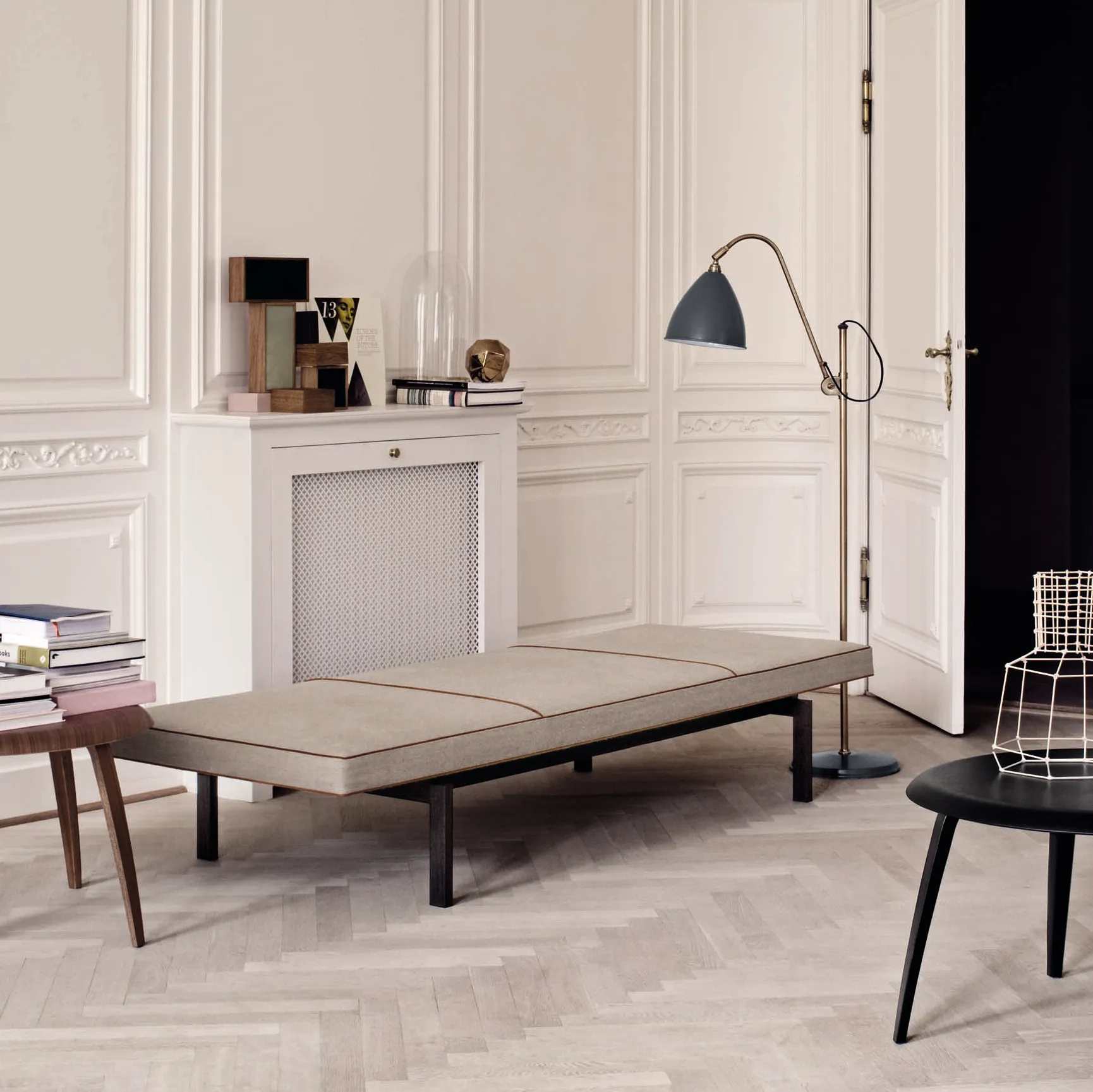 Lámpara de pie Bestlite BL3M, gris-latón GUBI