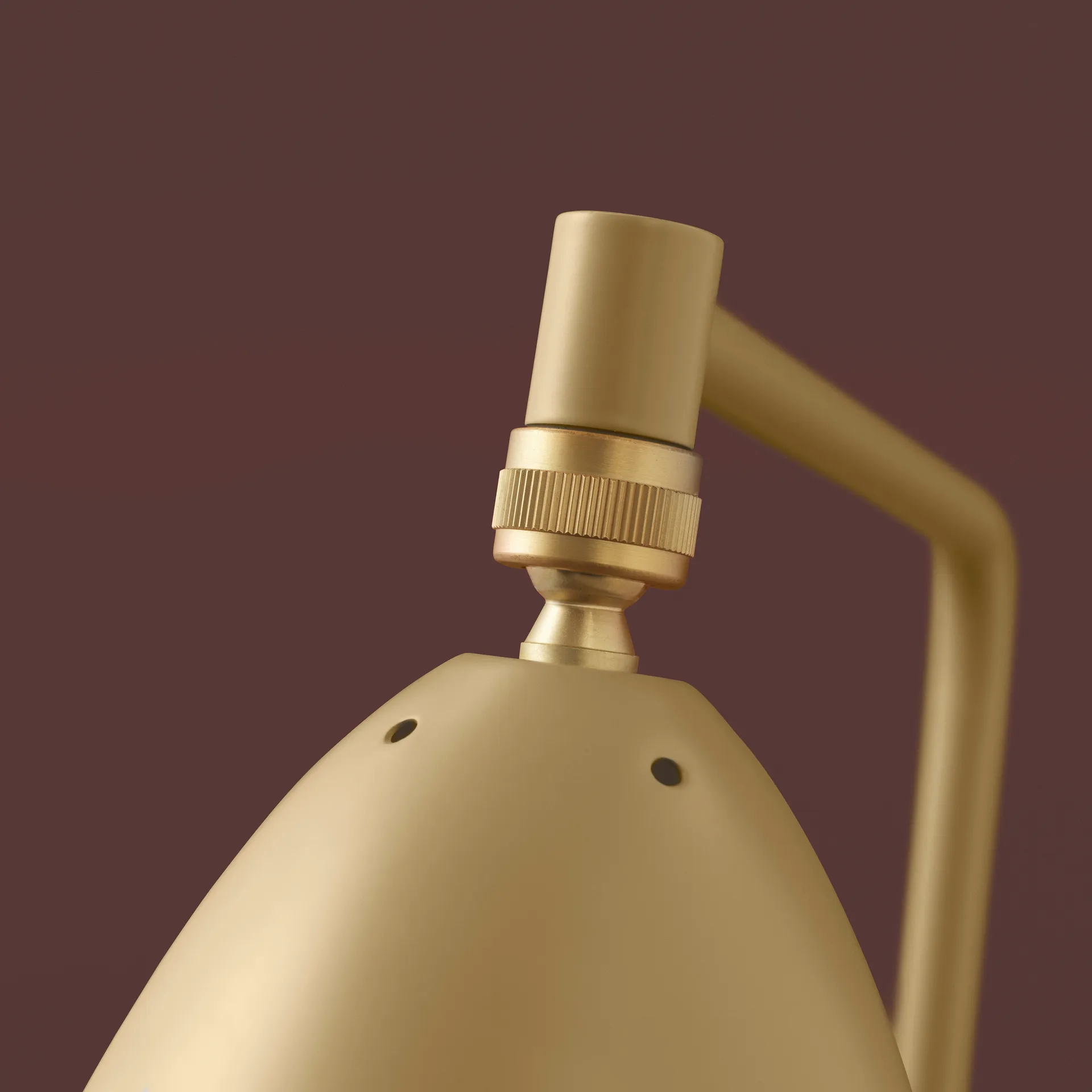 Lámpara de pie Gräshoppa, Marrón oliva GUBI