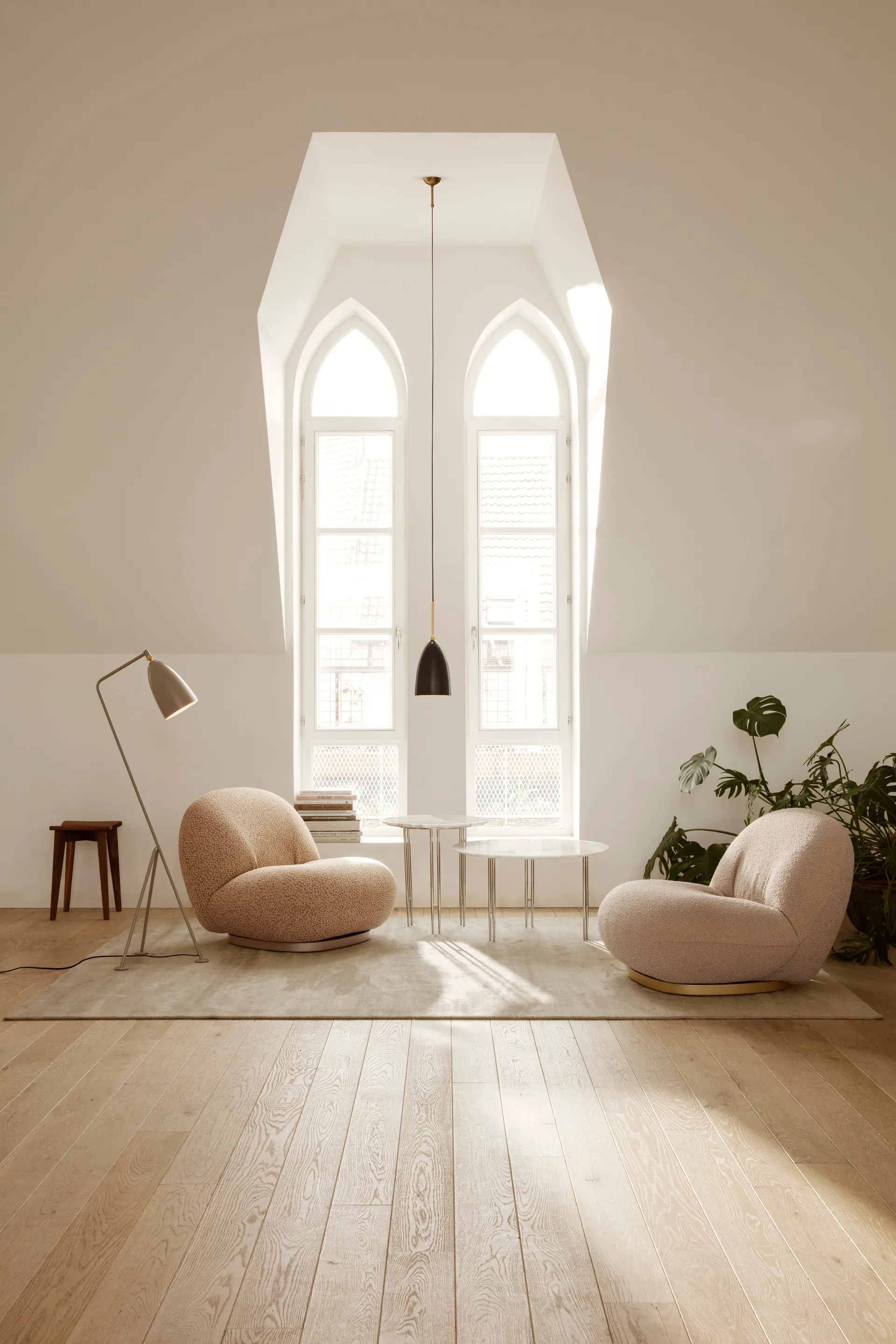 Lámpara de pie Gräshoppa, Marrón oliva GUBI