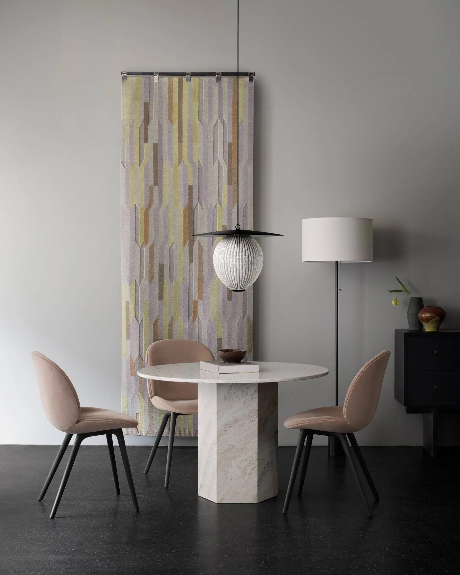 Lámpara de pie Gravity, Maroon marble-canvas GUBI
