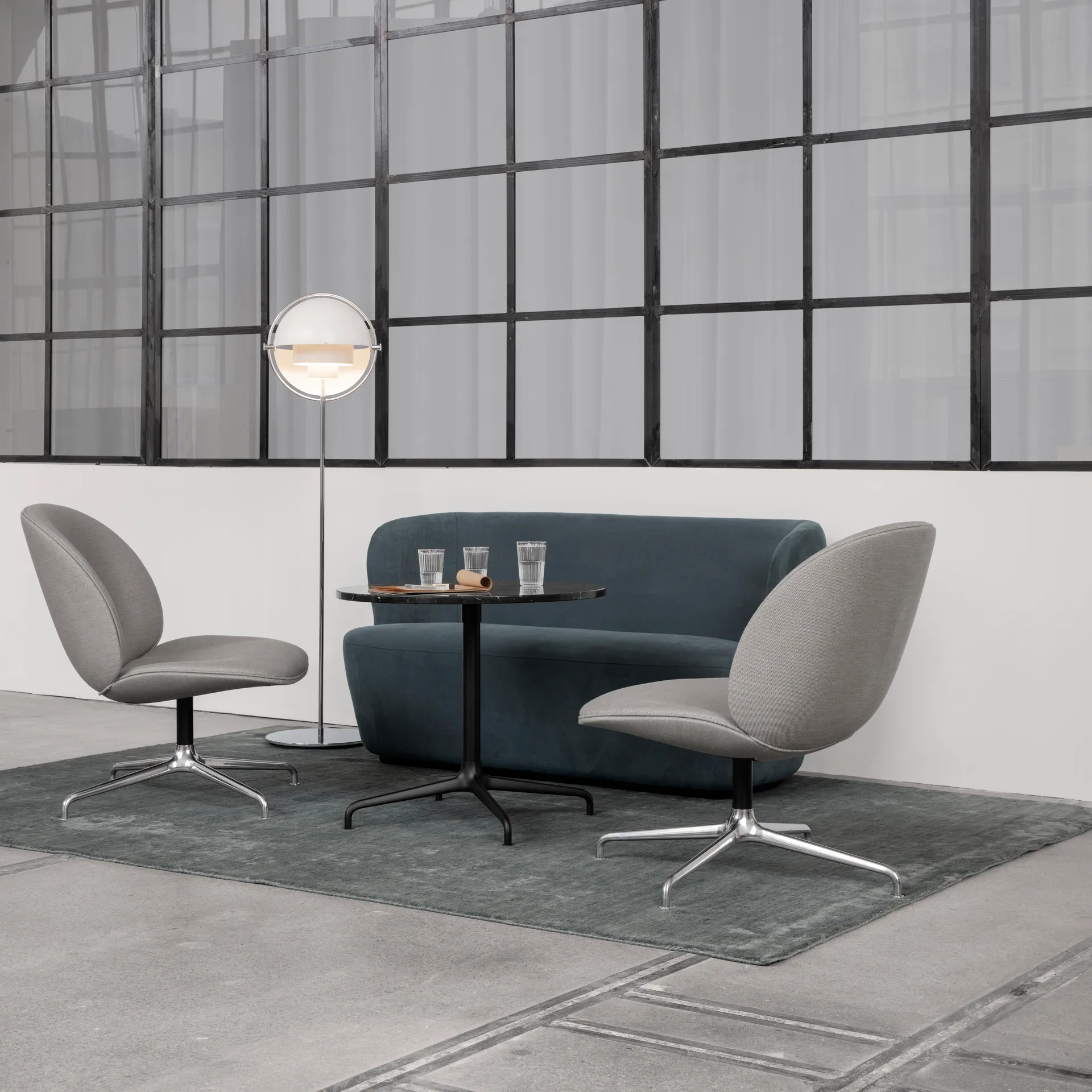 Lámpara de pie Multi-Lite, cromo-blanco GUBI