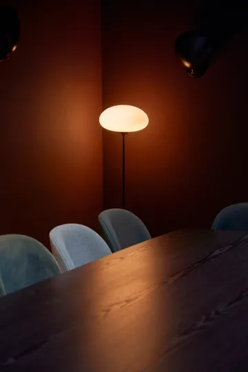 Lámpara de pie Stemlite - Cromo negro-vidrio opal, 110 cm - GUBI