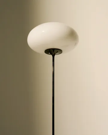 Lámpara de pie Stemlite - Cromo negro-vidrio opal, 150 cm - GUBI