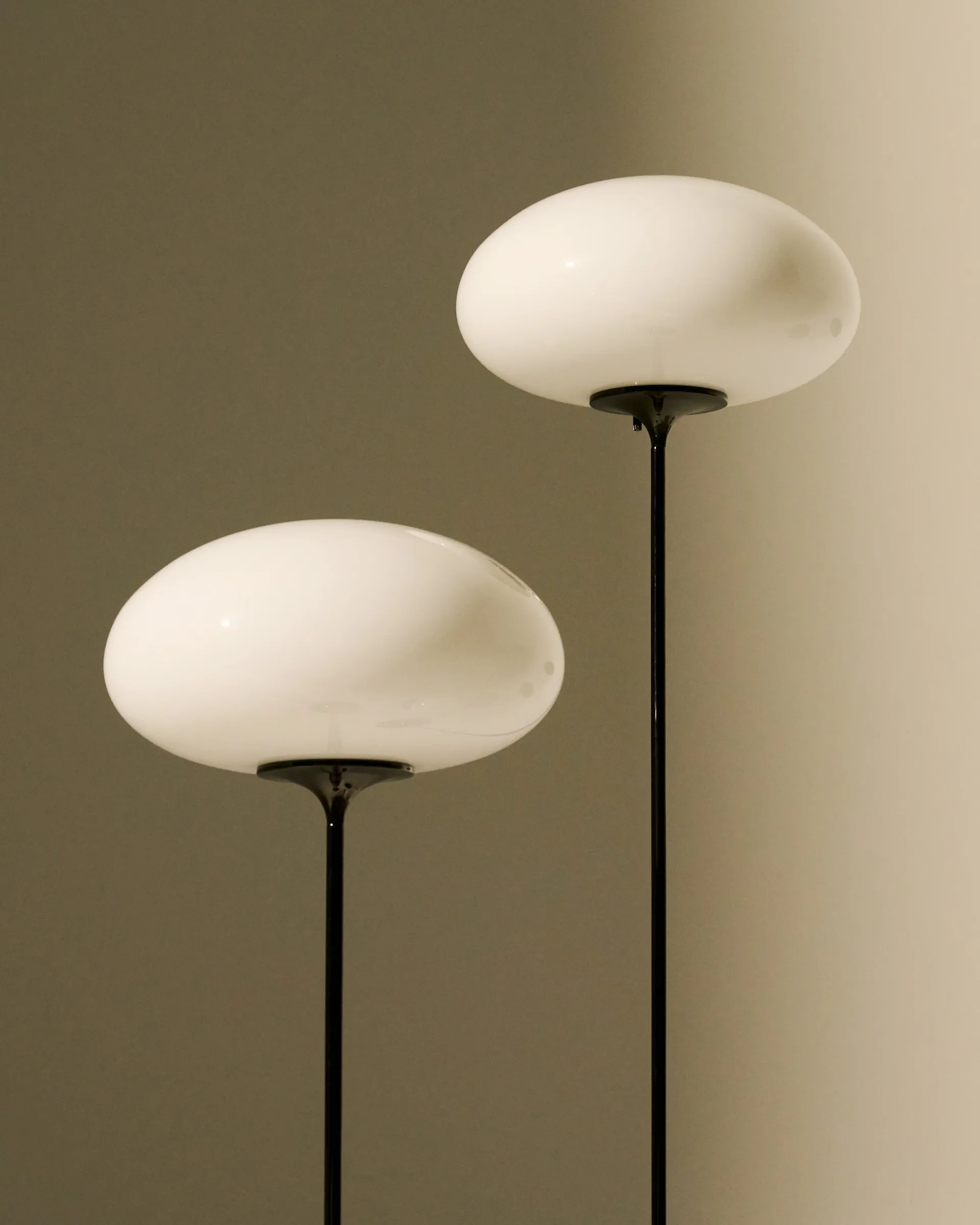 Lámpara de pie Stemlite, Gris guijarro-vidrio opal, 150 cm GUBI