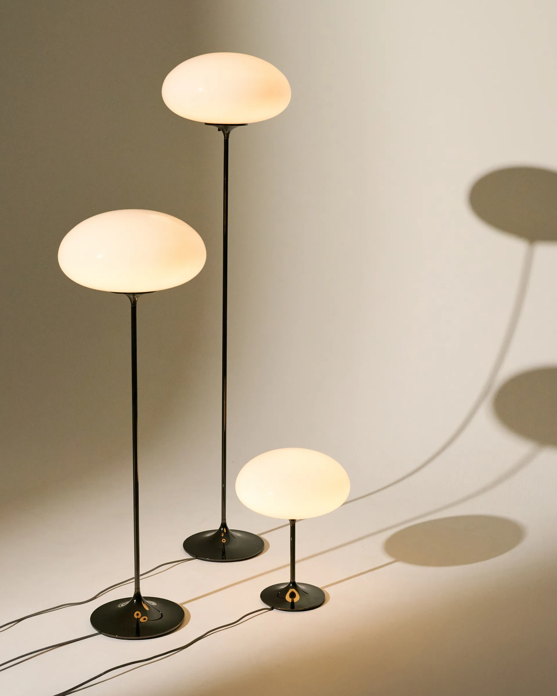 Lámpara de pie Stemlite, Gris guijarro-vidrio opal, 150 cm GUBI