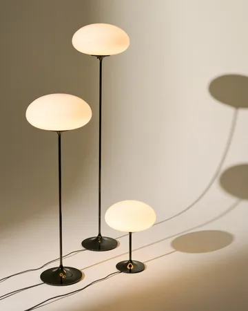 Lámpara de pie Stemlite - Gris guijarro-vidrio opal, 150 cm - GUBI
