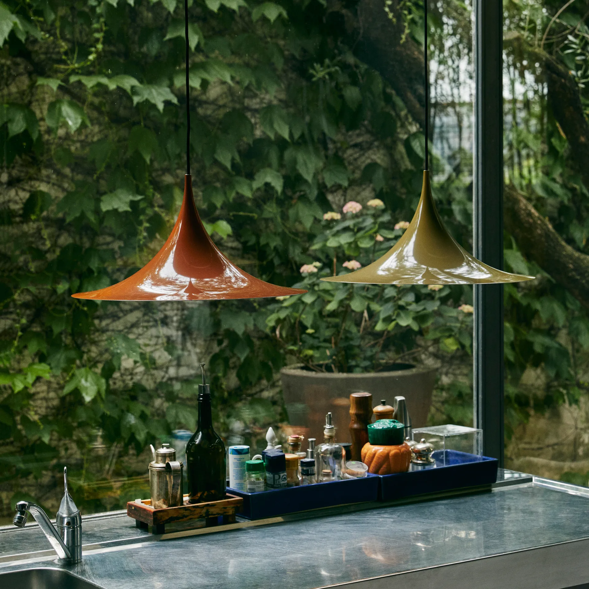 Lámpara de techo Semi Ø 47cm, Fennel seed glossy GUBI