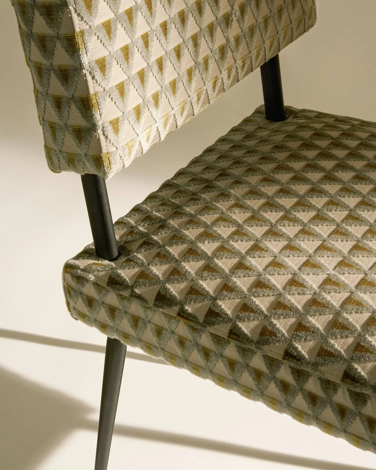 M-Chair silla, Amuleto 005-negro mate GUBI