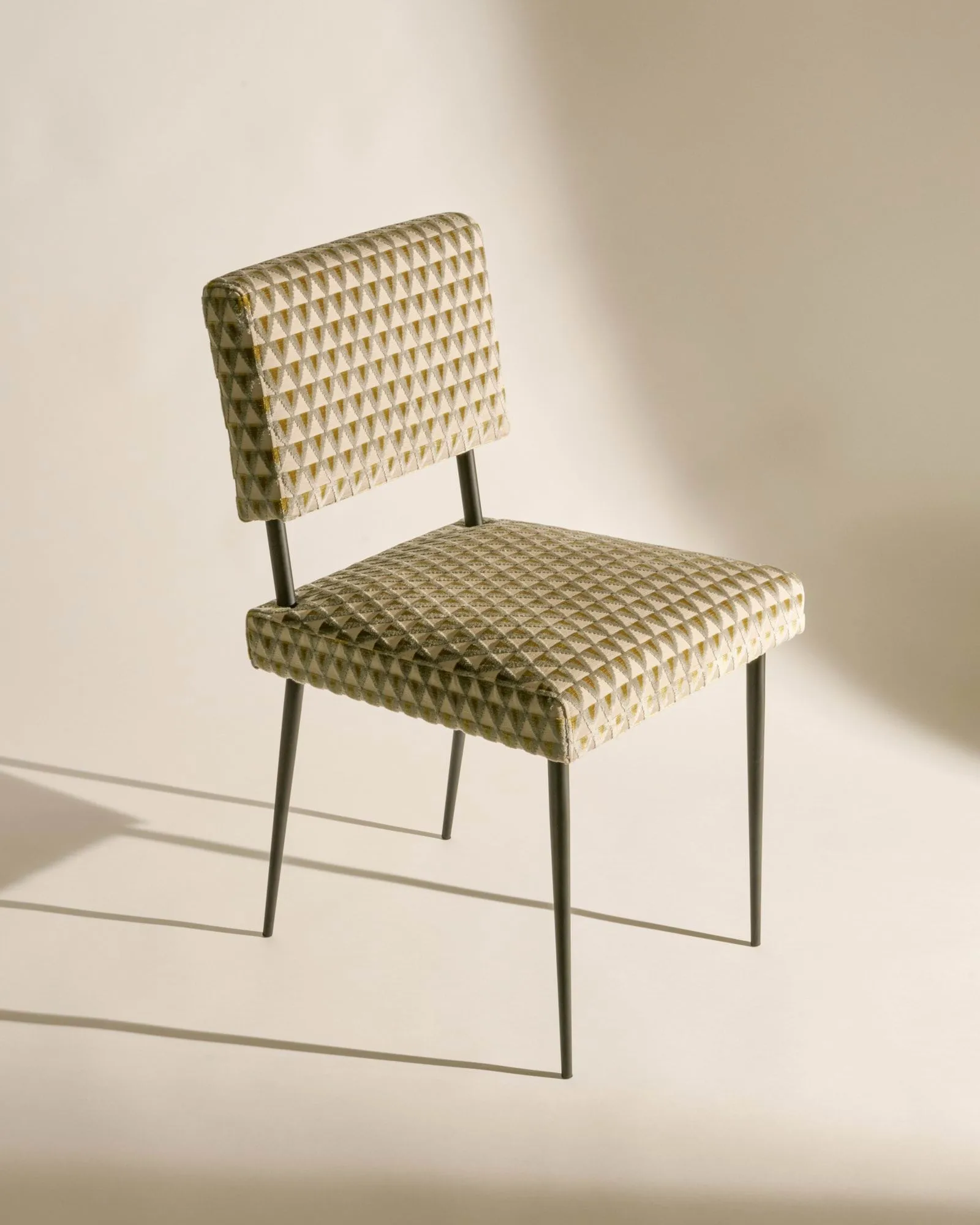 M-Chair silla, Amuleto 005-negro mate GUBI